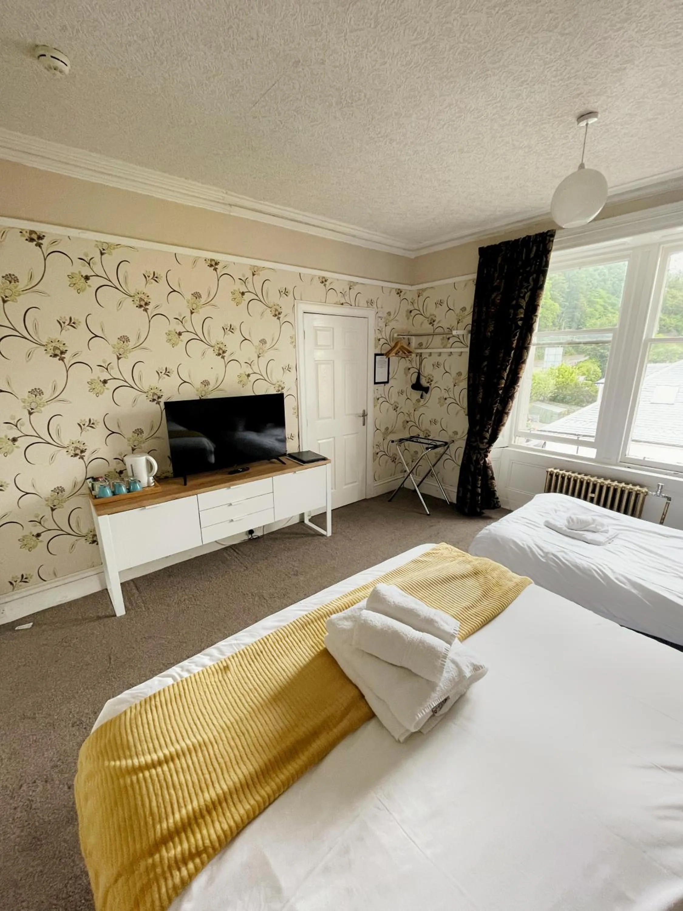 Bed in King's Knoll Hotel