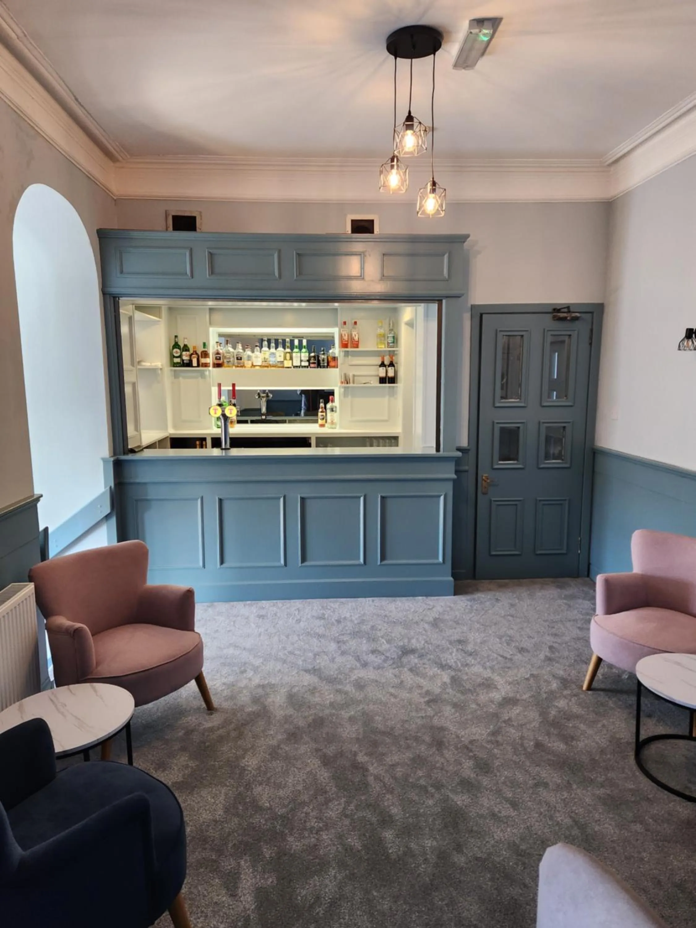 Living room in King's Knoll Hotel