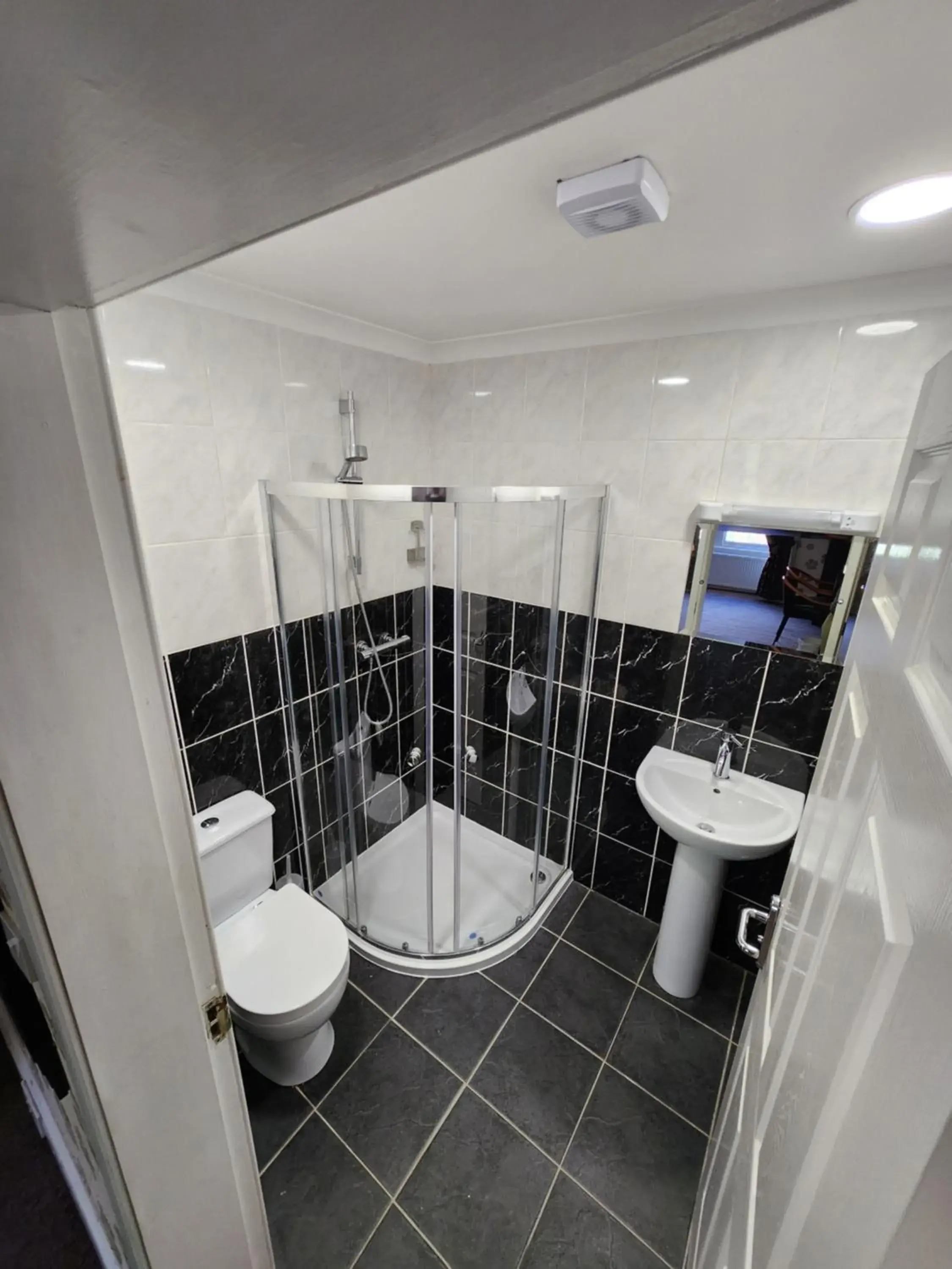 King Room with Sea View in King's Knoll Hotel King Room with Sea View in King's Knoll Hotel