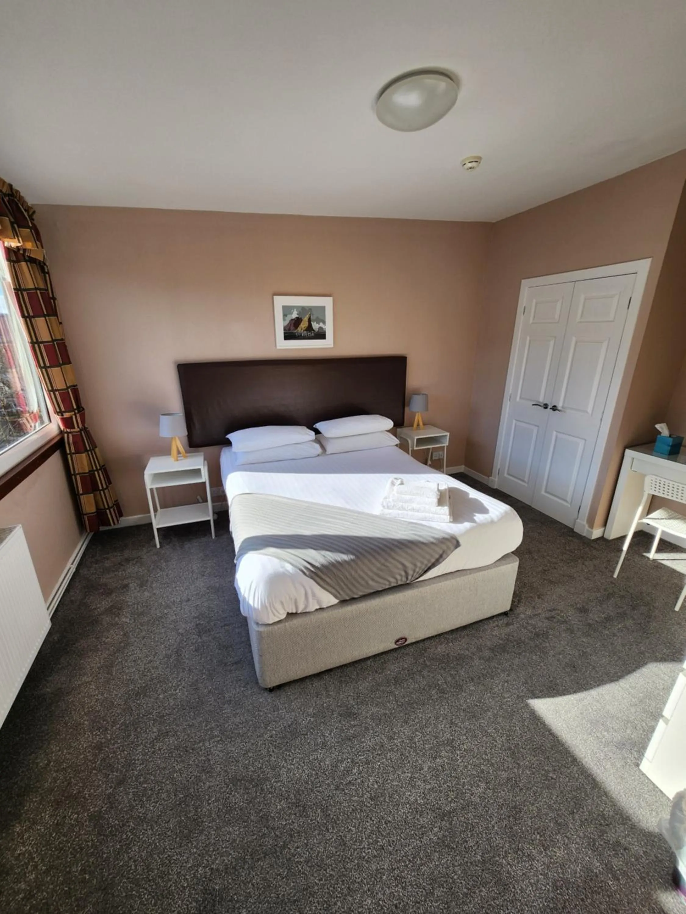 Bed in King's Knoll Hotel