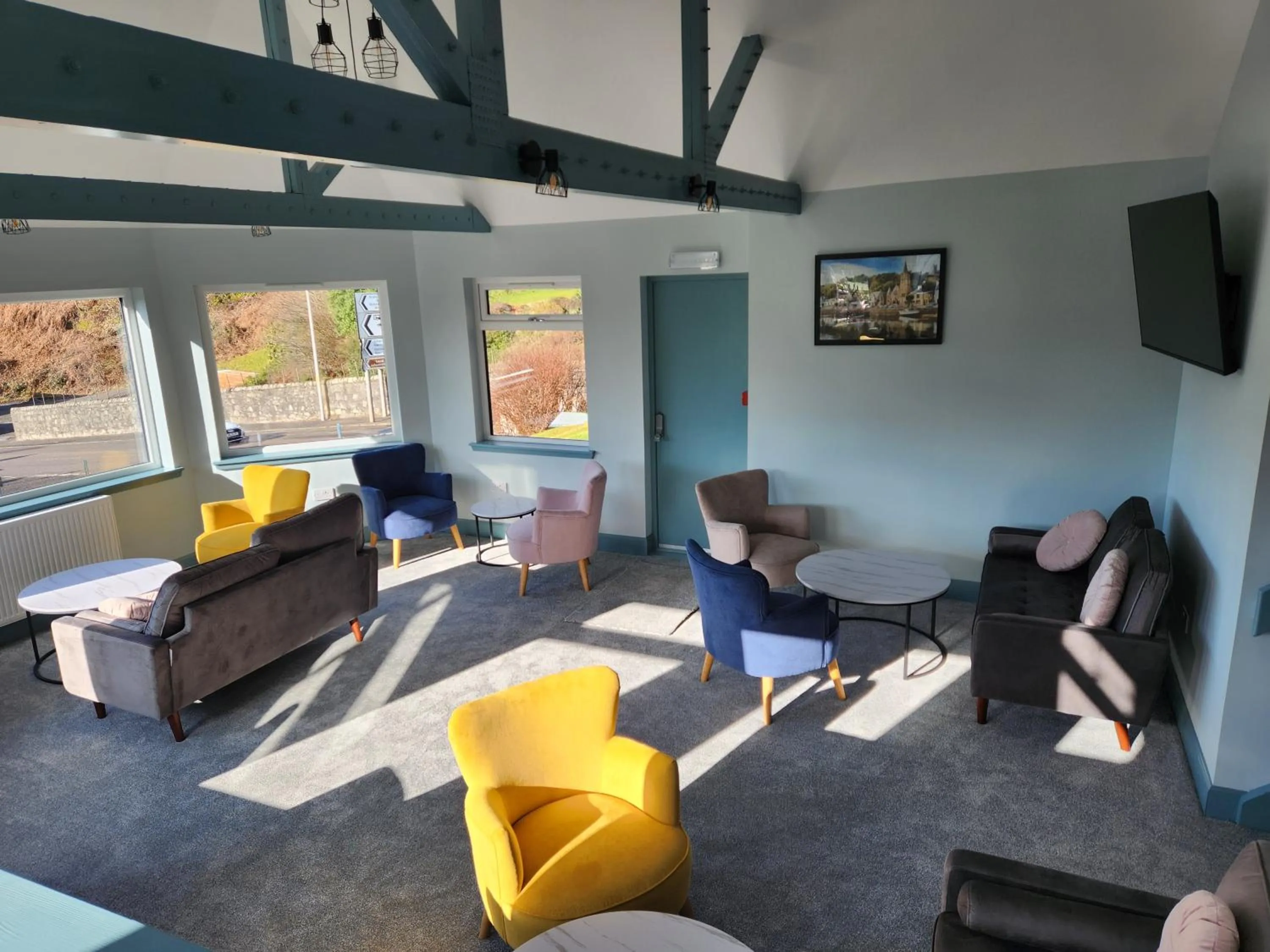 Communal lounge/ TV room in King's Knoll Hotel