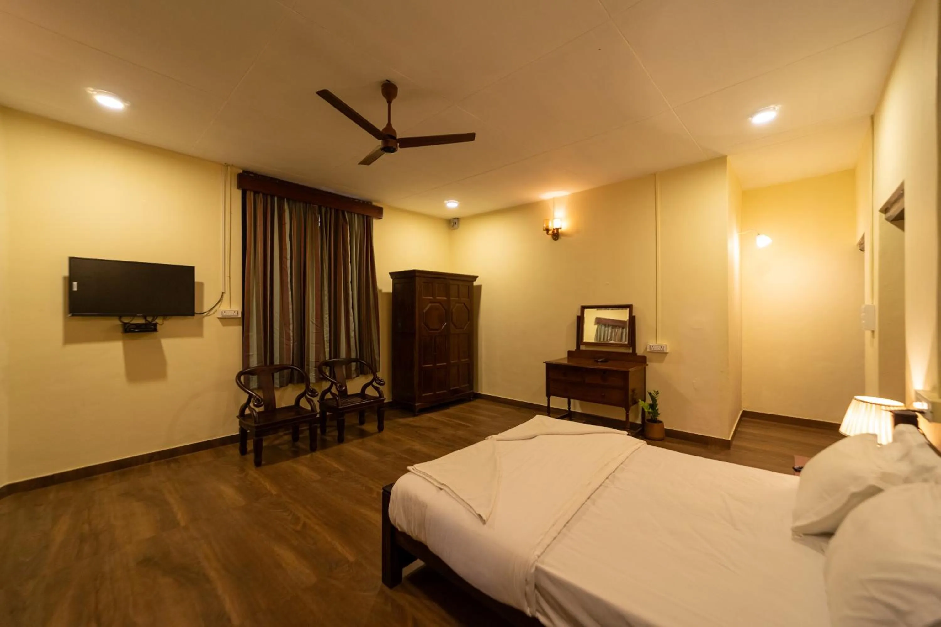 View (from property/room), Bed in Harris Holiday Inn