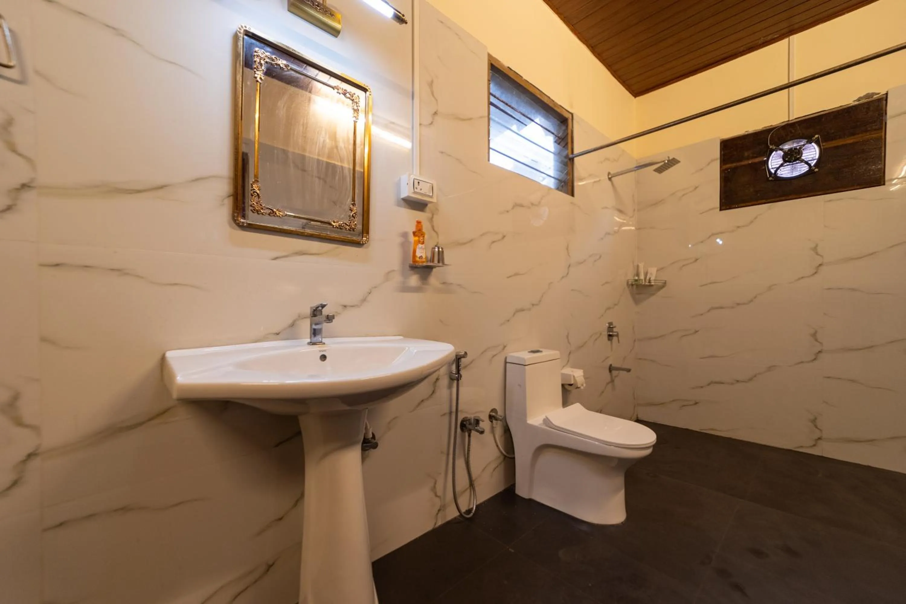 Bathroom in Harris Holiday Inn