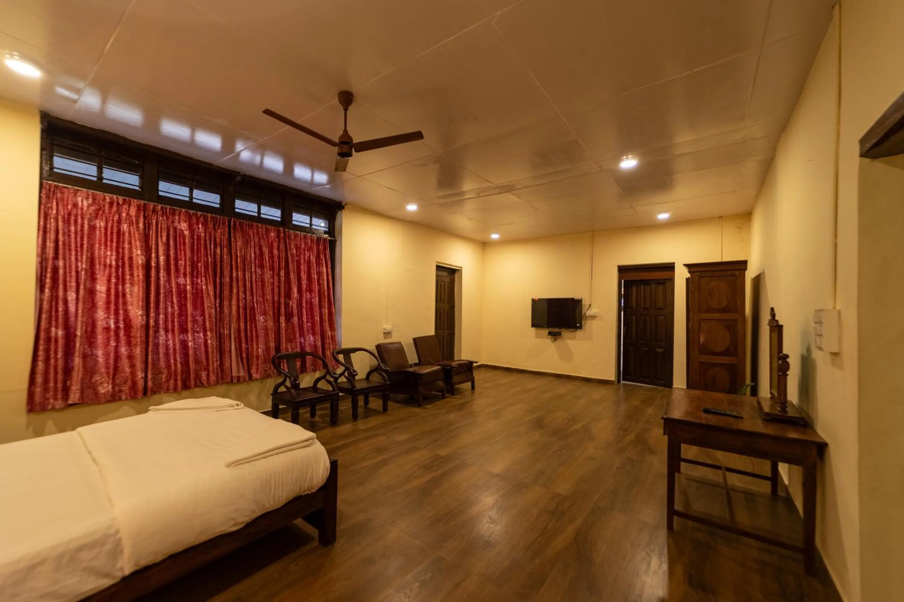 Bed in Harris Holiday Inn