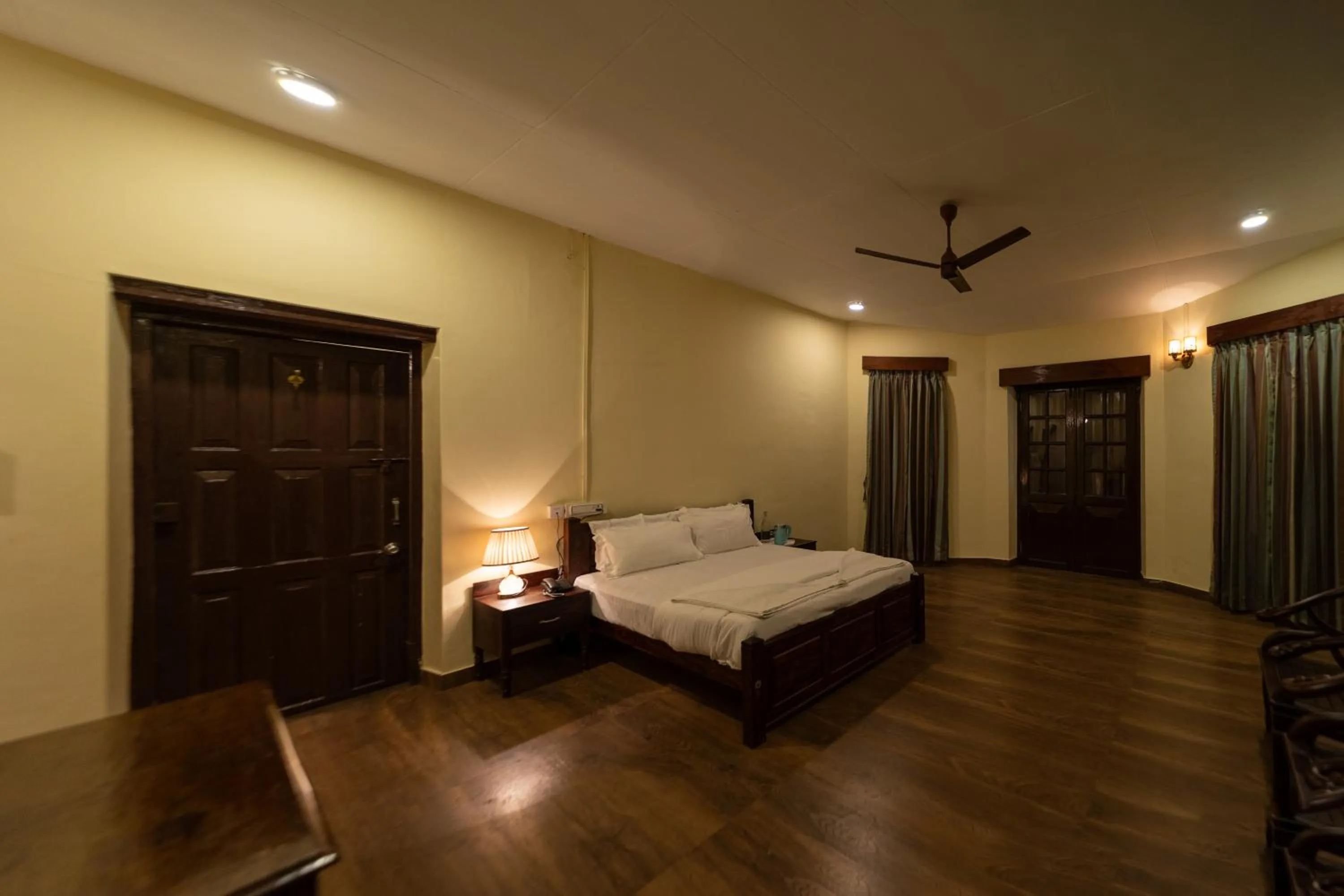 Bed in Harris Holiday Inn