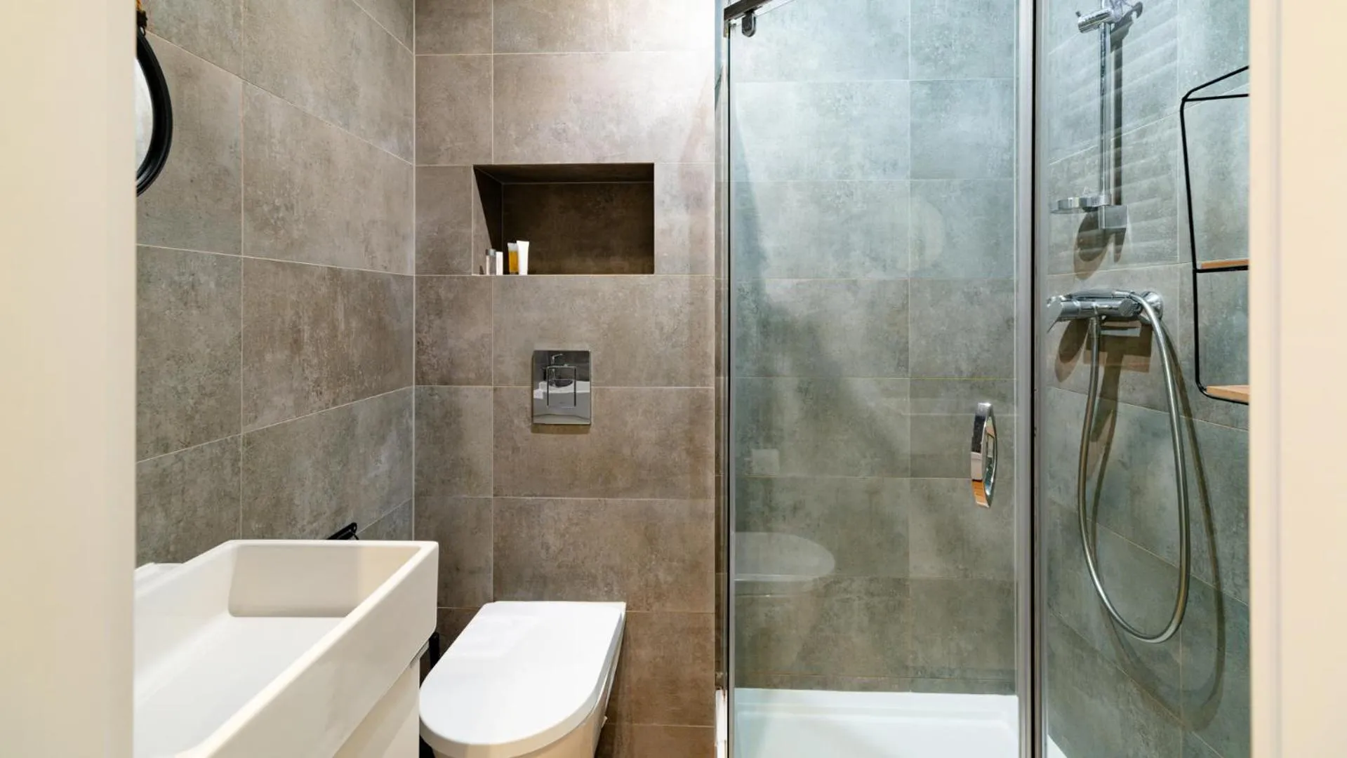 Shower in RentPlanet - Apartamenty Leśny Dom