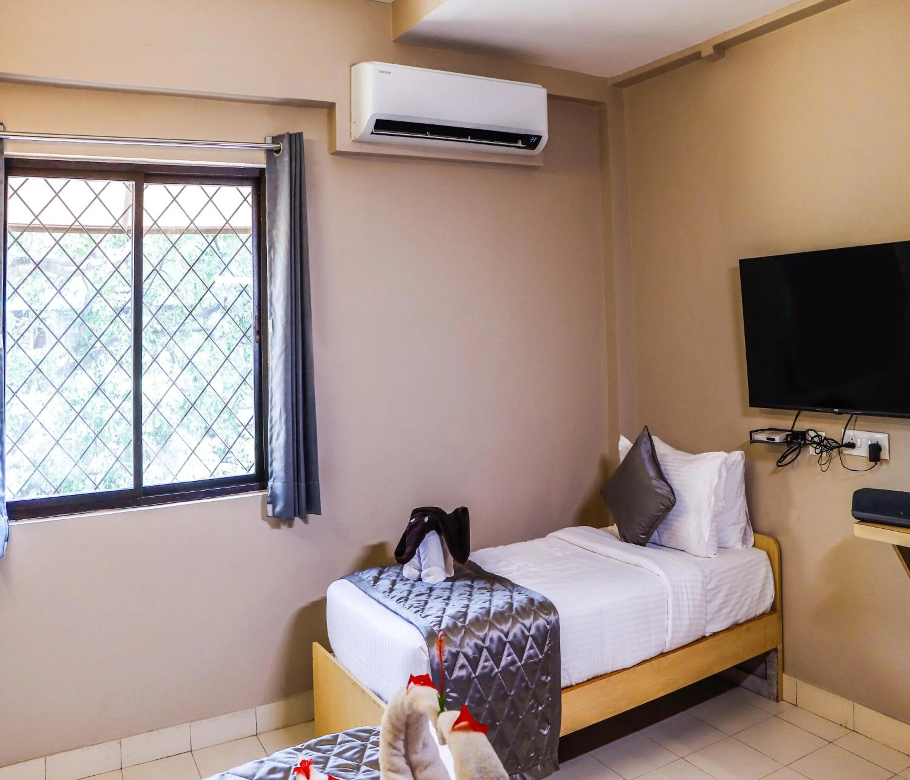 Bedroom, Bed in Hotel Vinayaga Tiruppur