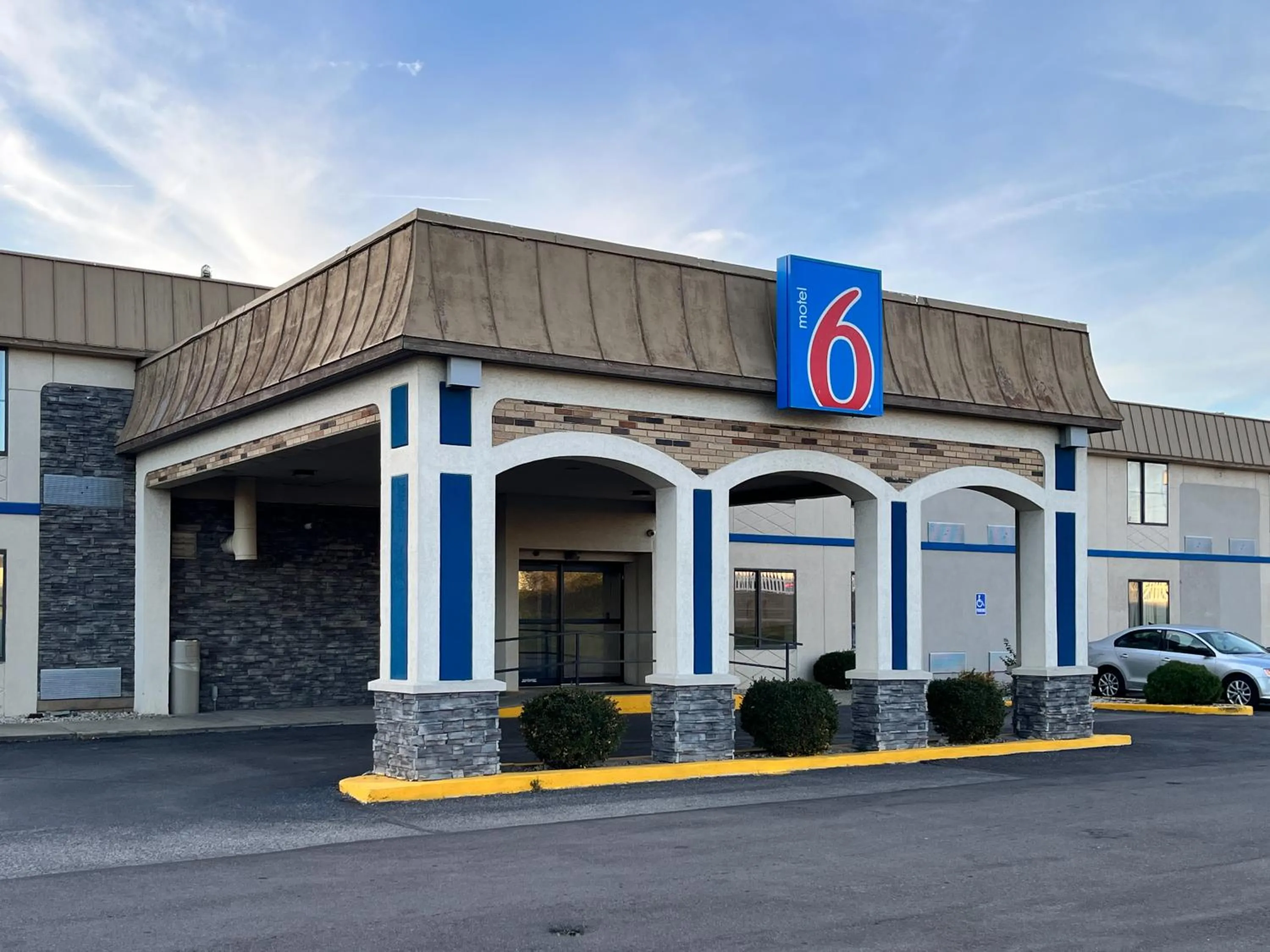 Property building in Studio 6 Suites Springfield, OH