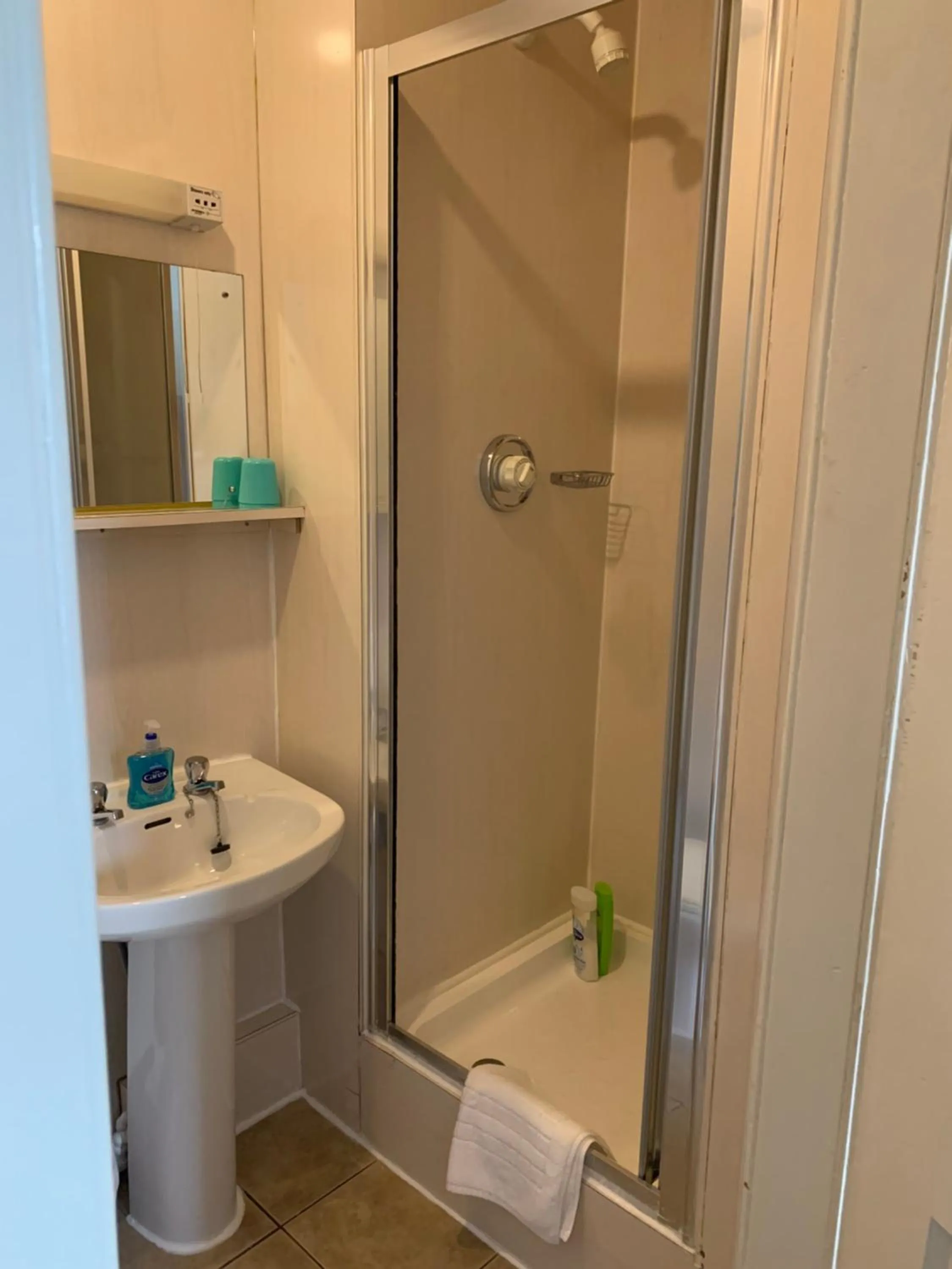 Bathroom in Edinburgh Rays Guest House