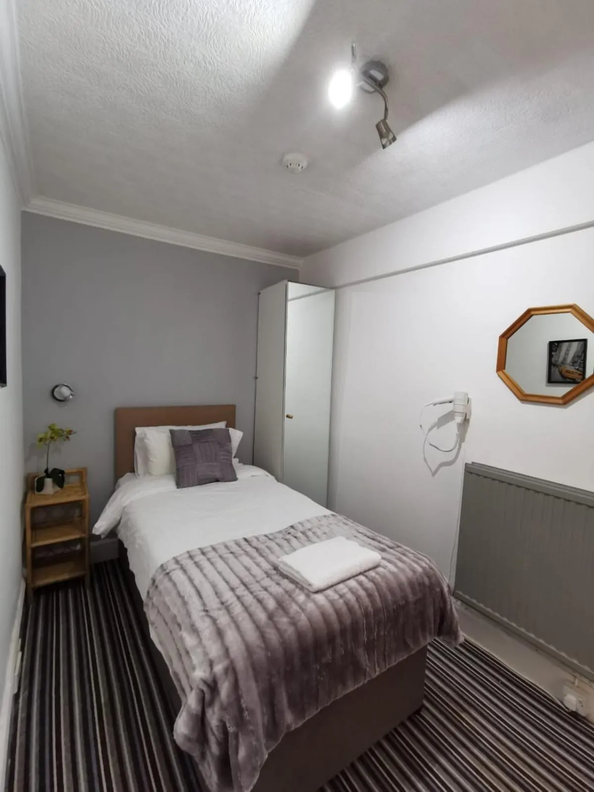 Bedroom, Bed in Edinburgh Rays Guest House