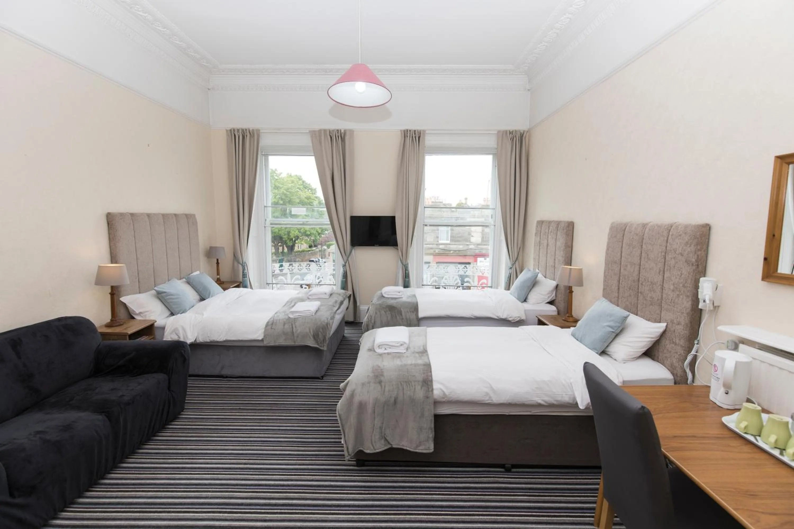 Photo of the whole room, Bed in Edinburgh Rays Guest House