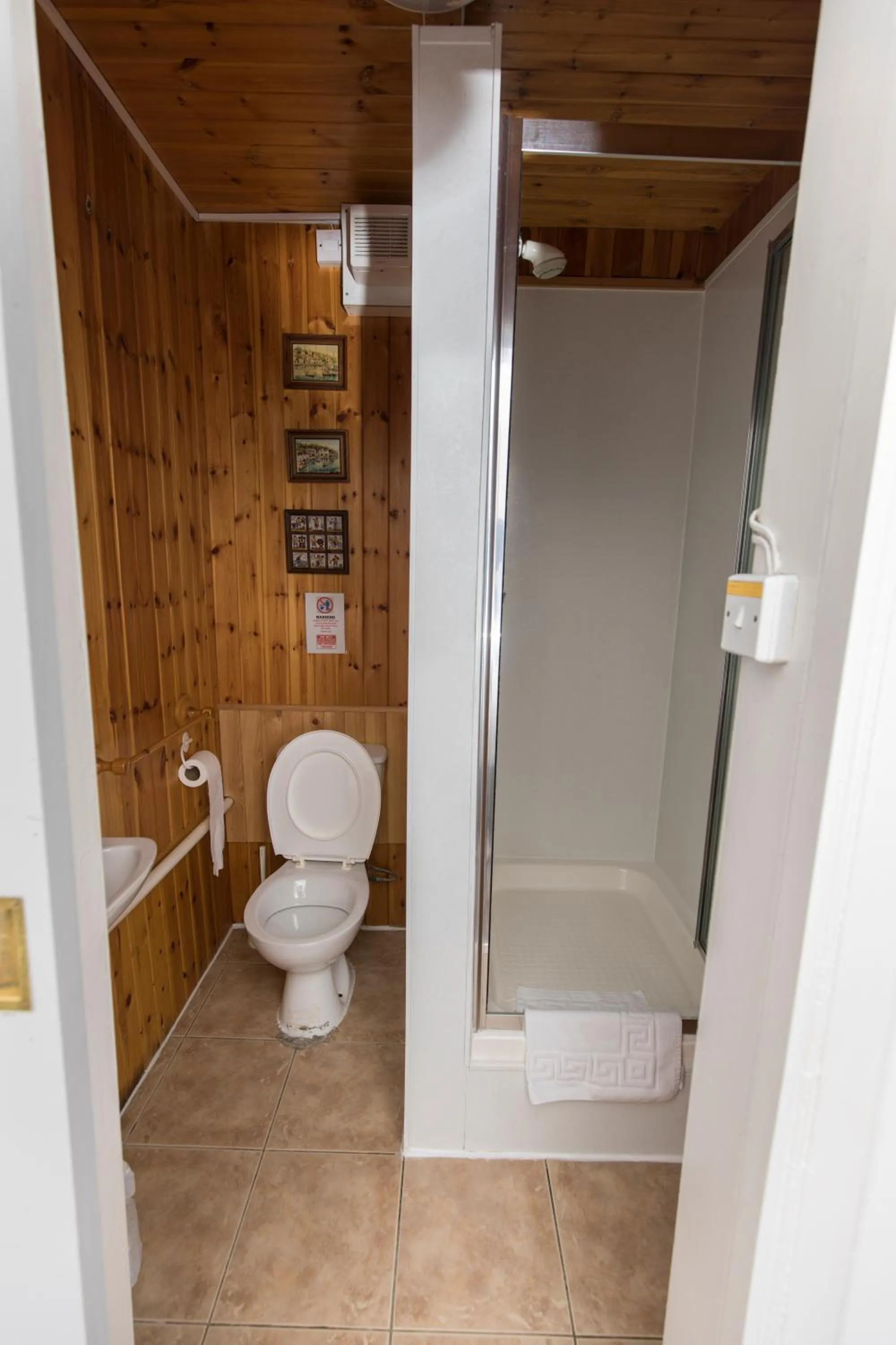 Bathroom in Edinburgh Rays Guest House