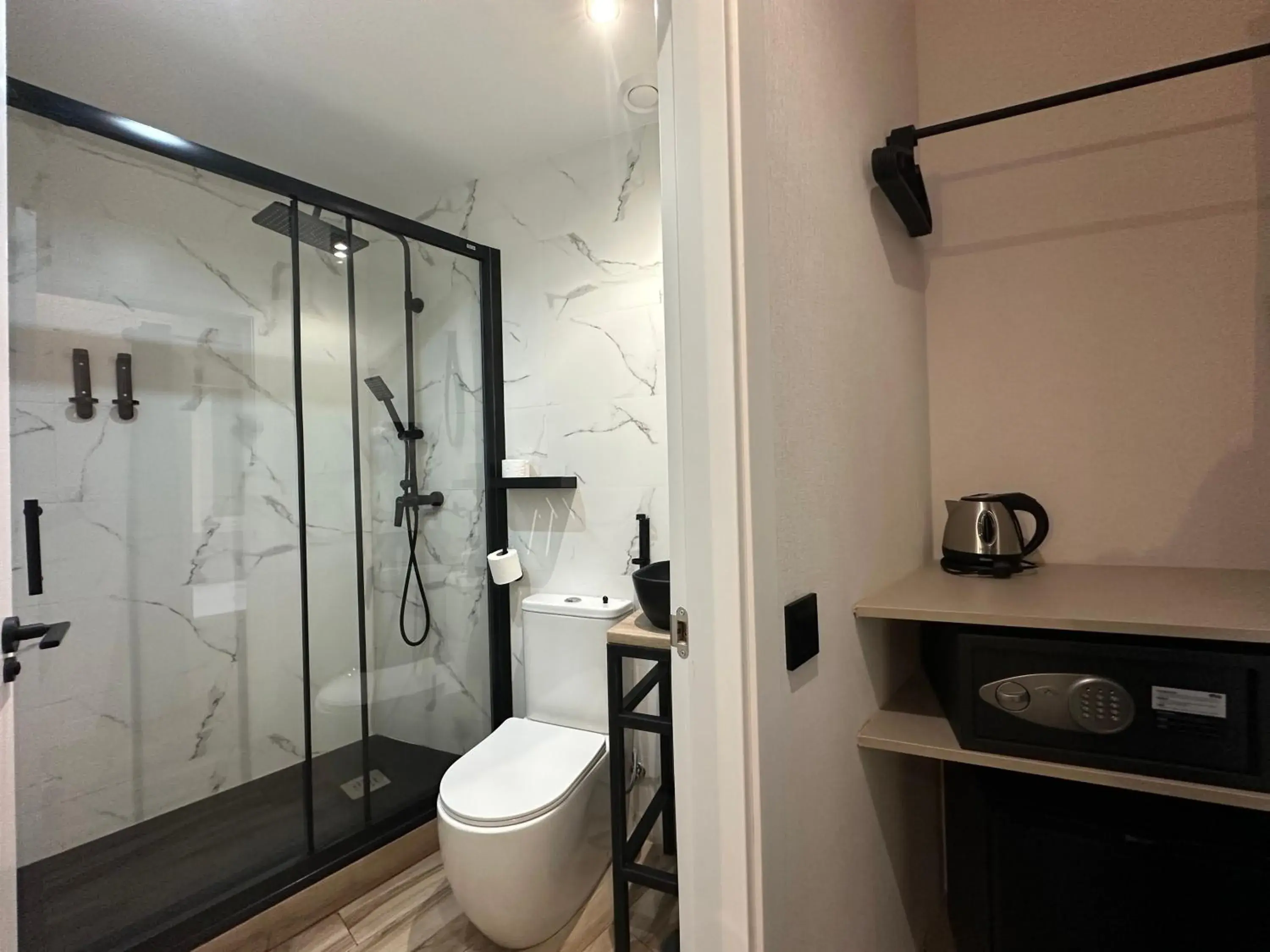 Single Room with Private Bathroom in CC Opera Suites Single Room with Private Bathroom in CC Opera Suites