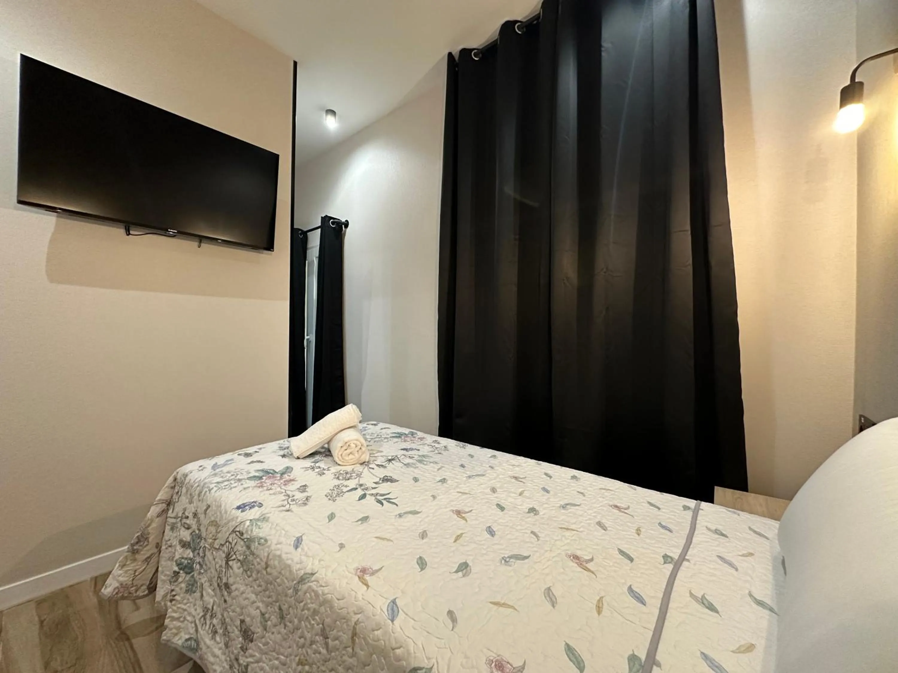 Bedroom, Bed in CC Opera Suites