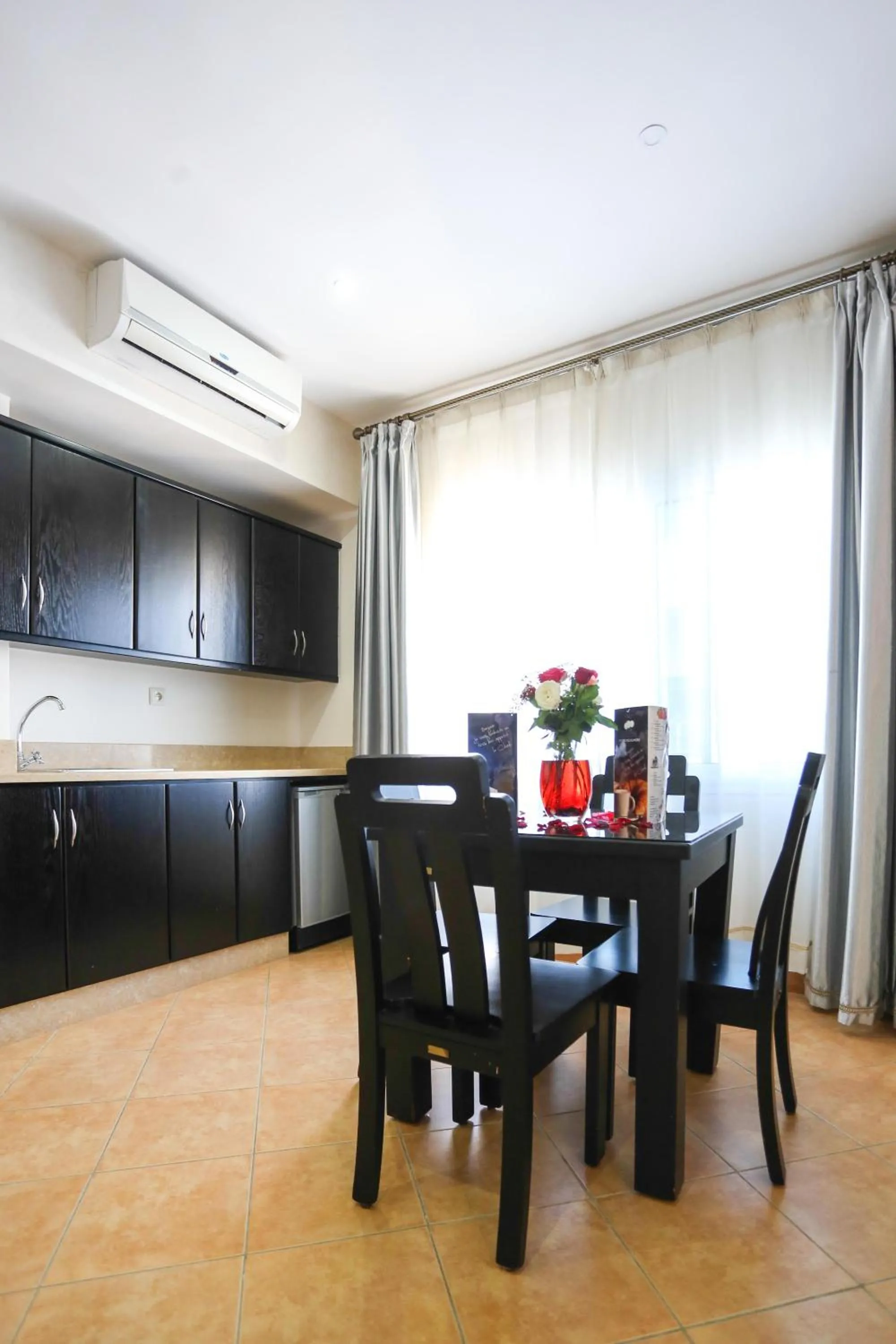 Kitchen or kitchenette in Hôtel Suite Martil