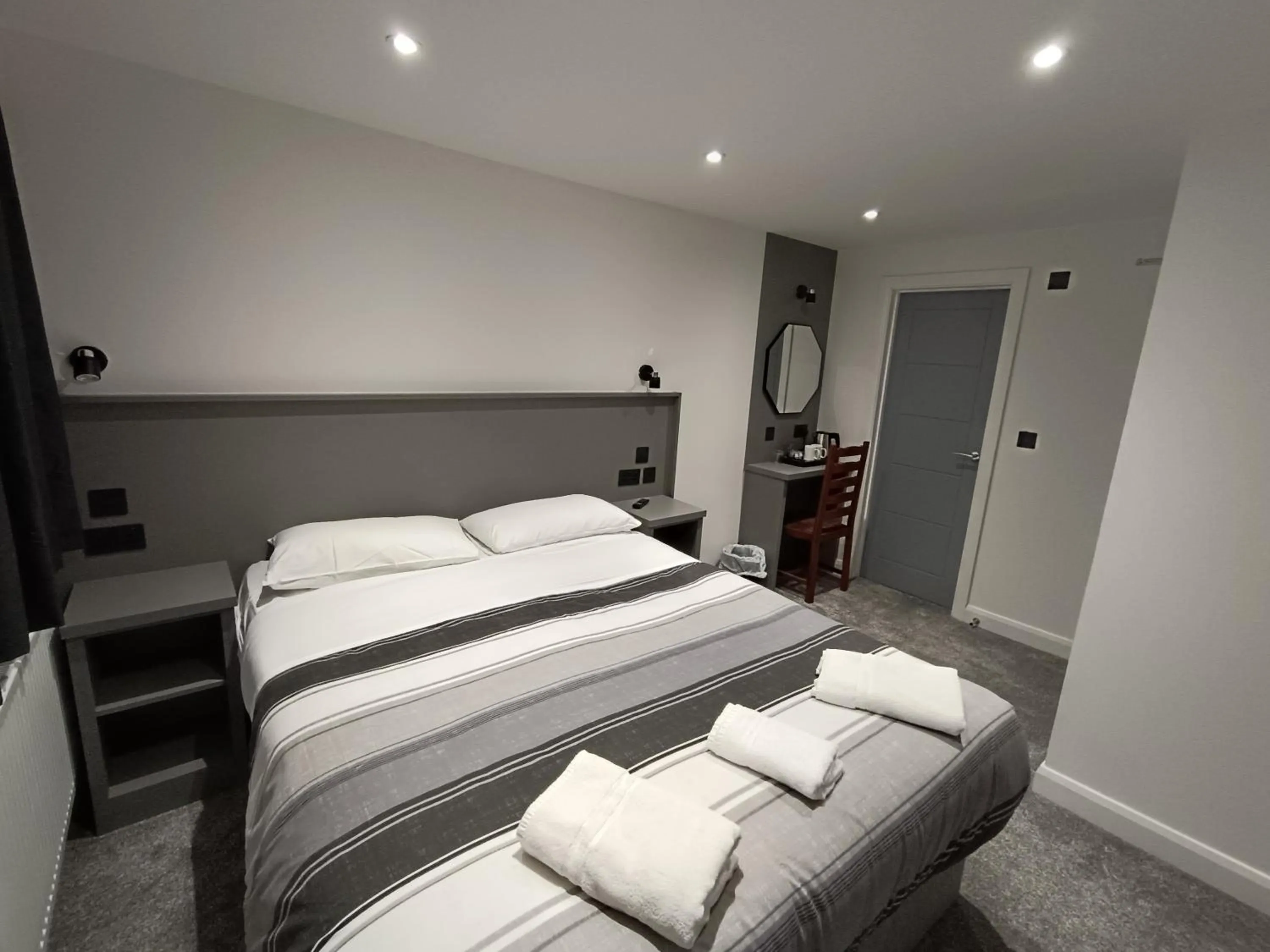 Photo of the whole room, Bed in Gainsborough Lodge