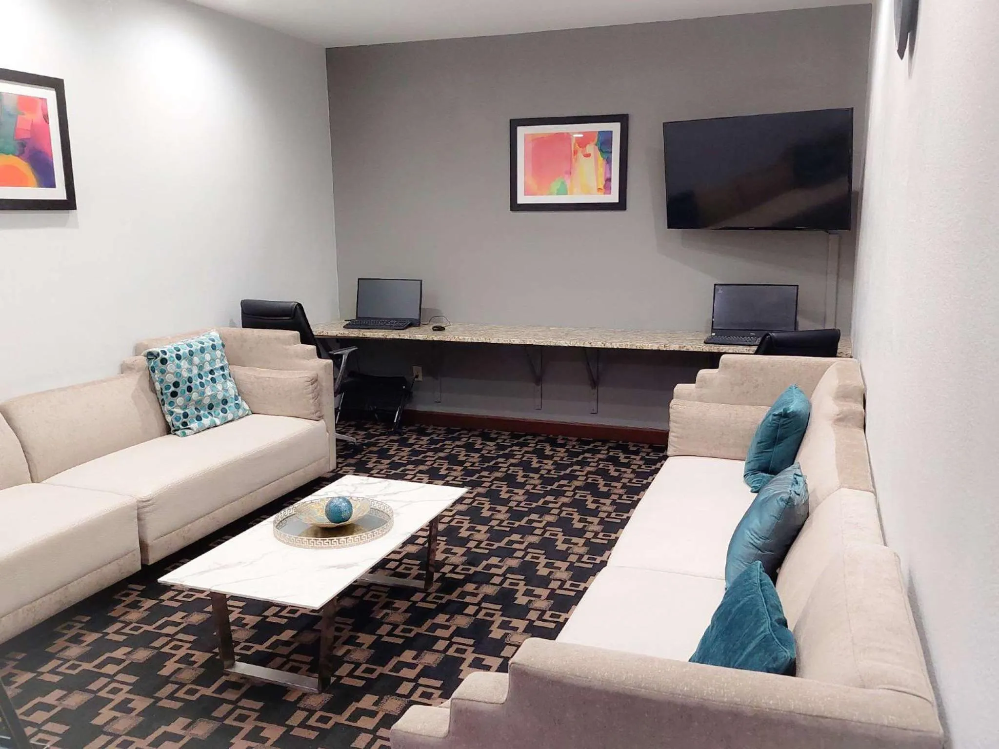 Communal lounge/ TV room in Sonesta Essential Hotels Overland Park