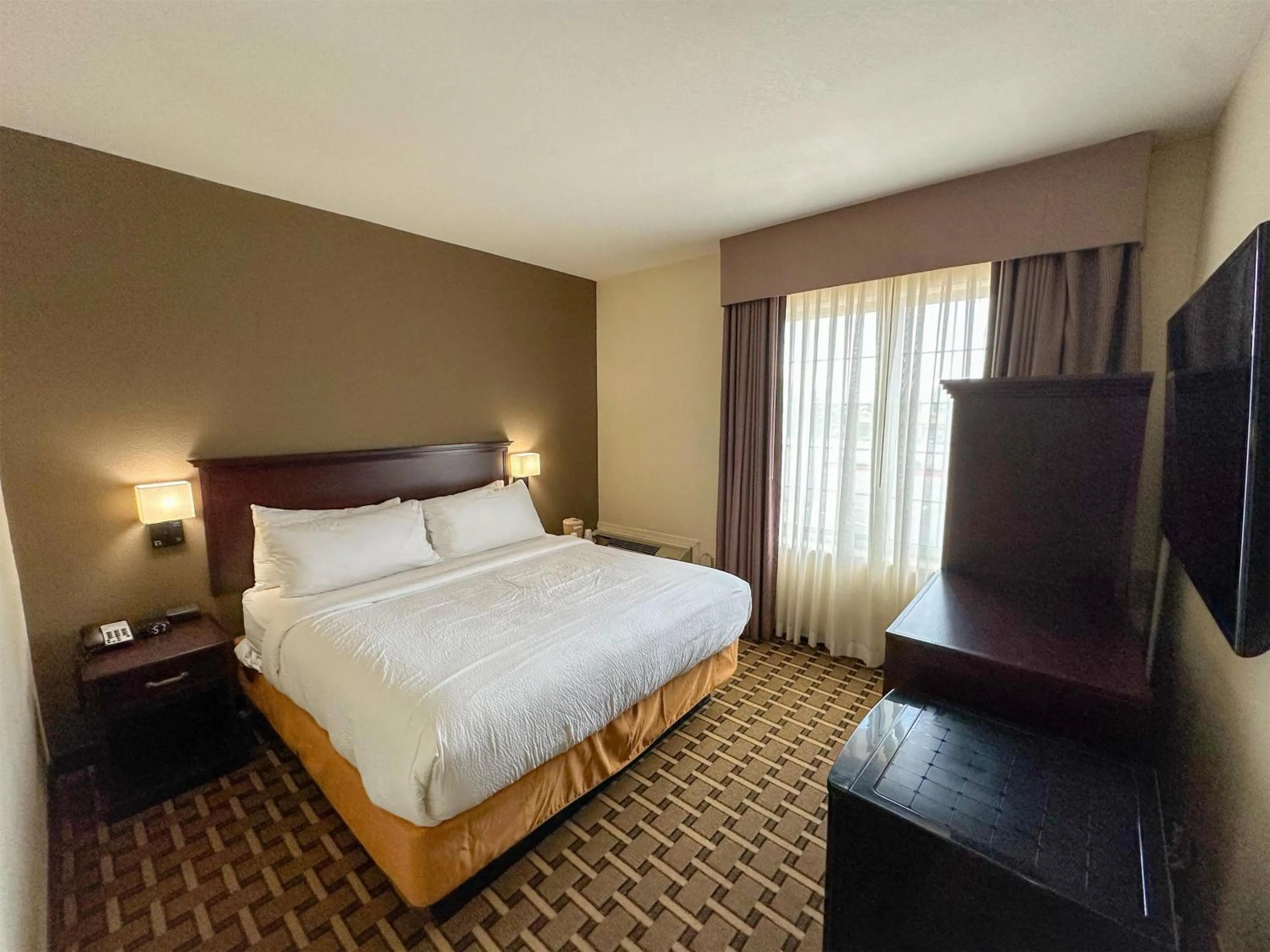 Bedroom, Bed in Sonesta Essential Hotels Overland Park