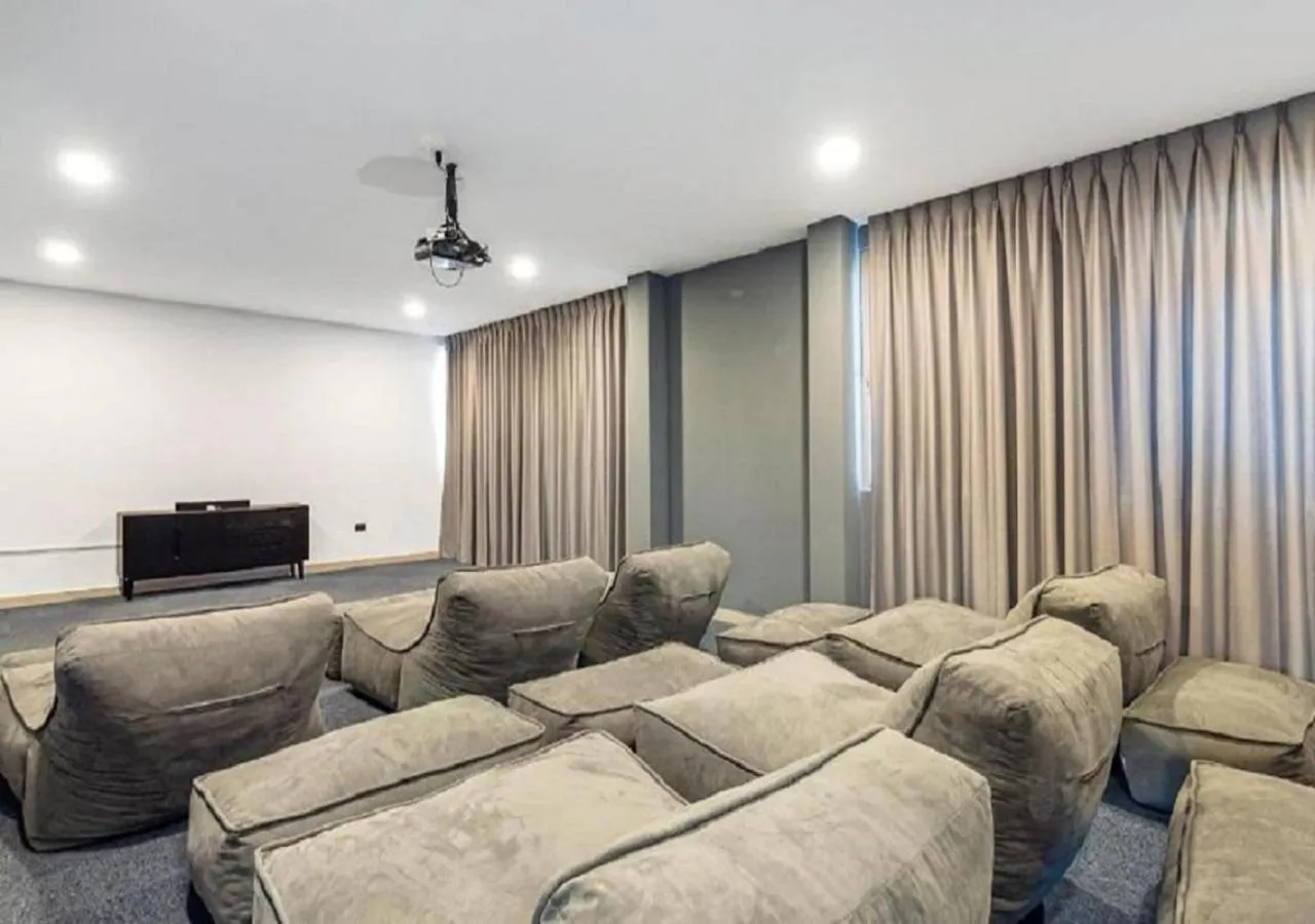 Communal lounge/ TV room in Monyxbnb at Zoho Skies