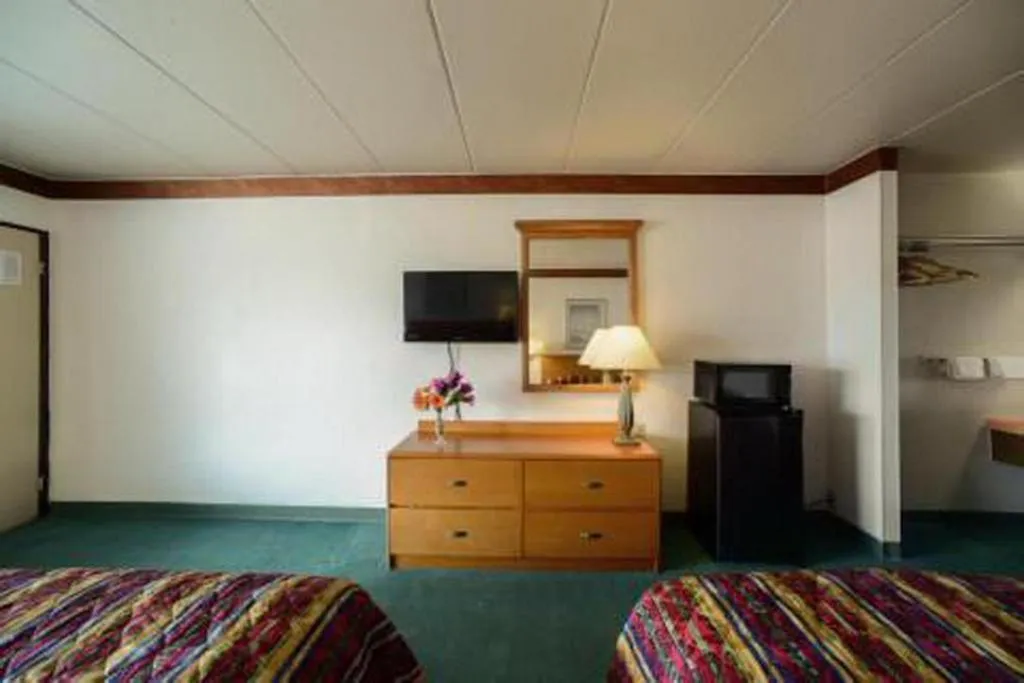 Bed in Loyalty Inn Maryville