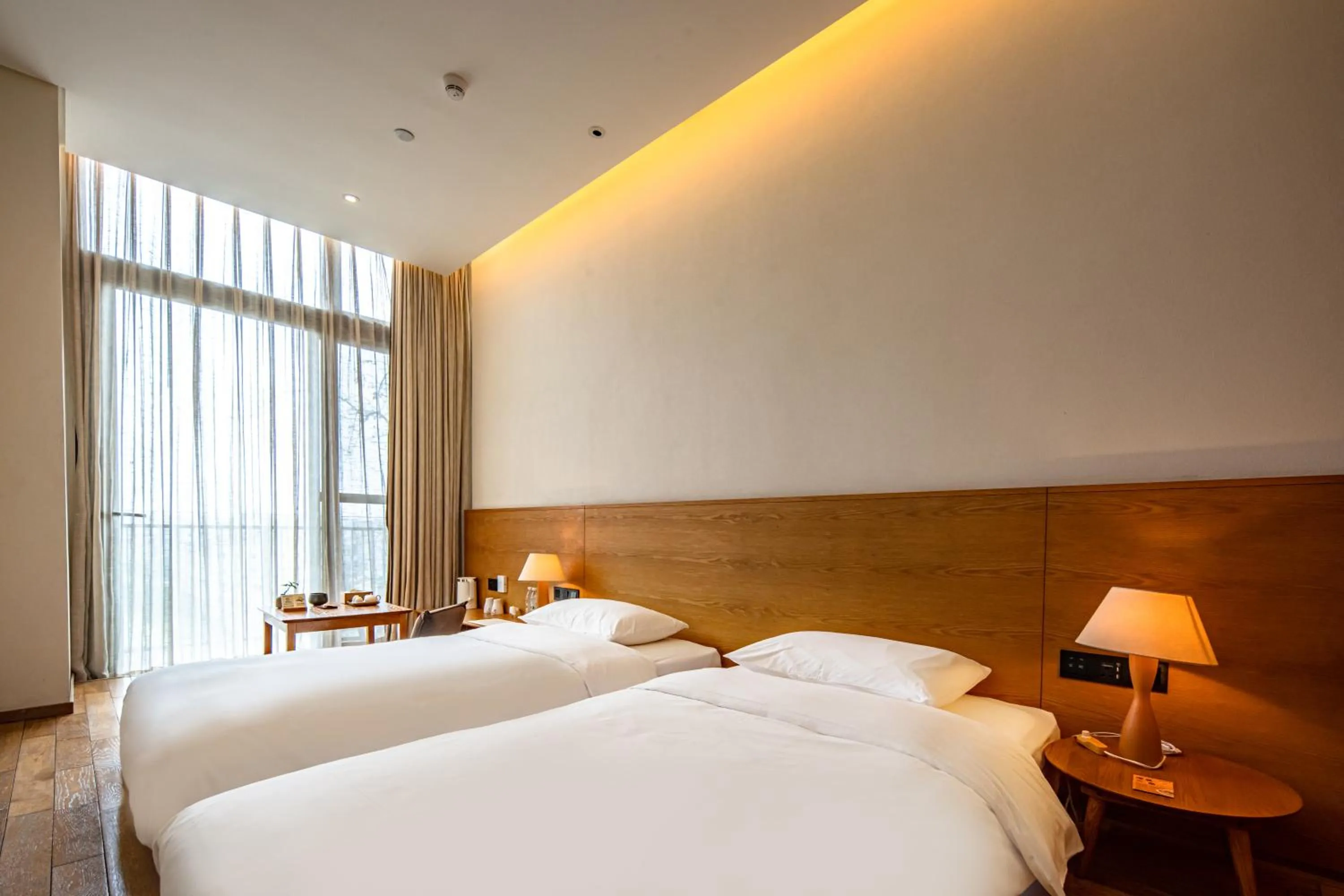 Bed in Taihua Wutong Hotel