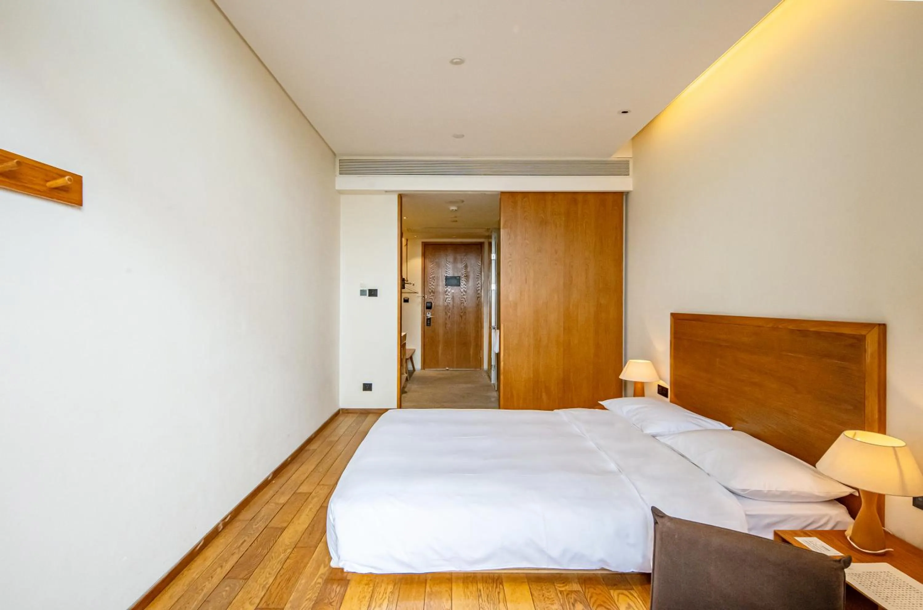 Bed in Taihua Wutong Hotel