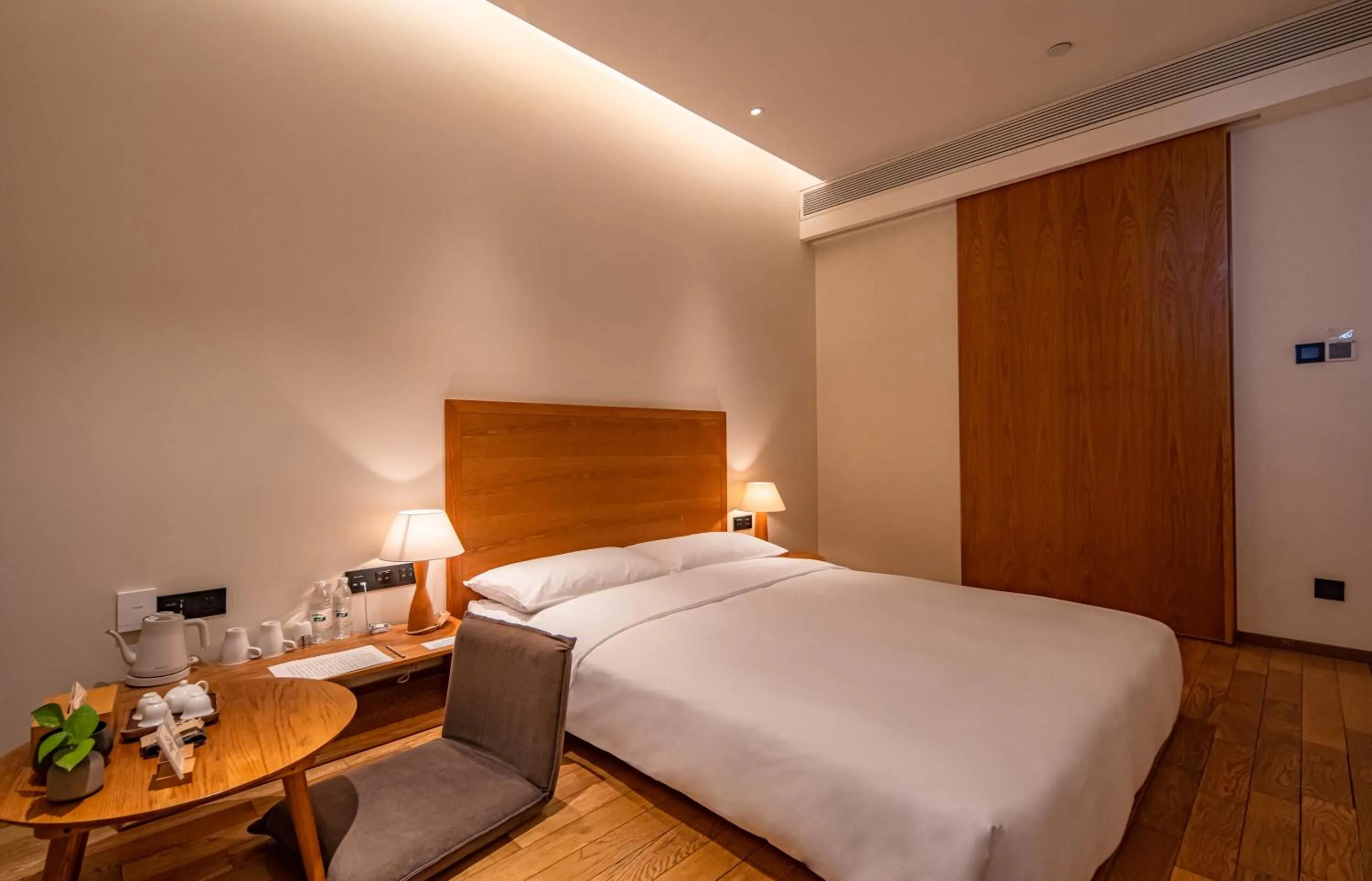 Bed in Taihua Wutong Hotel