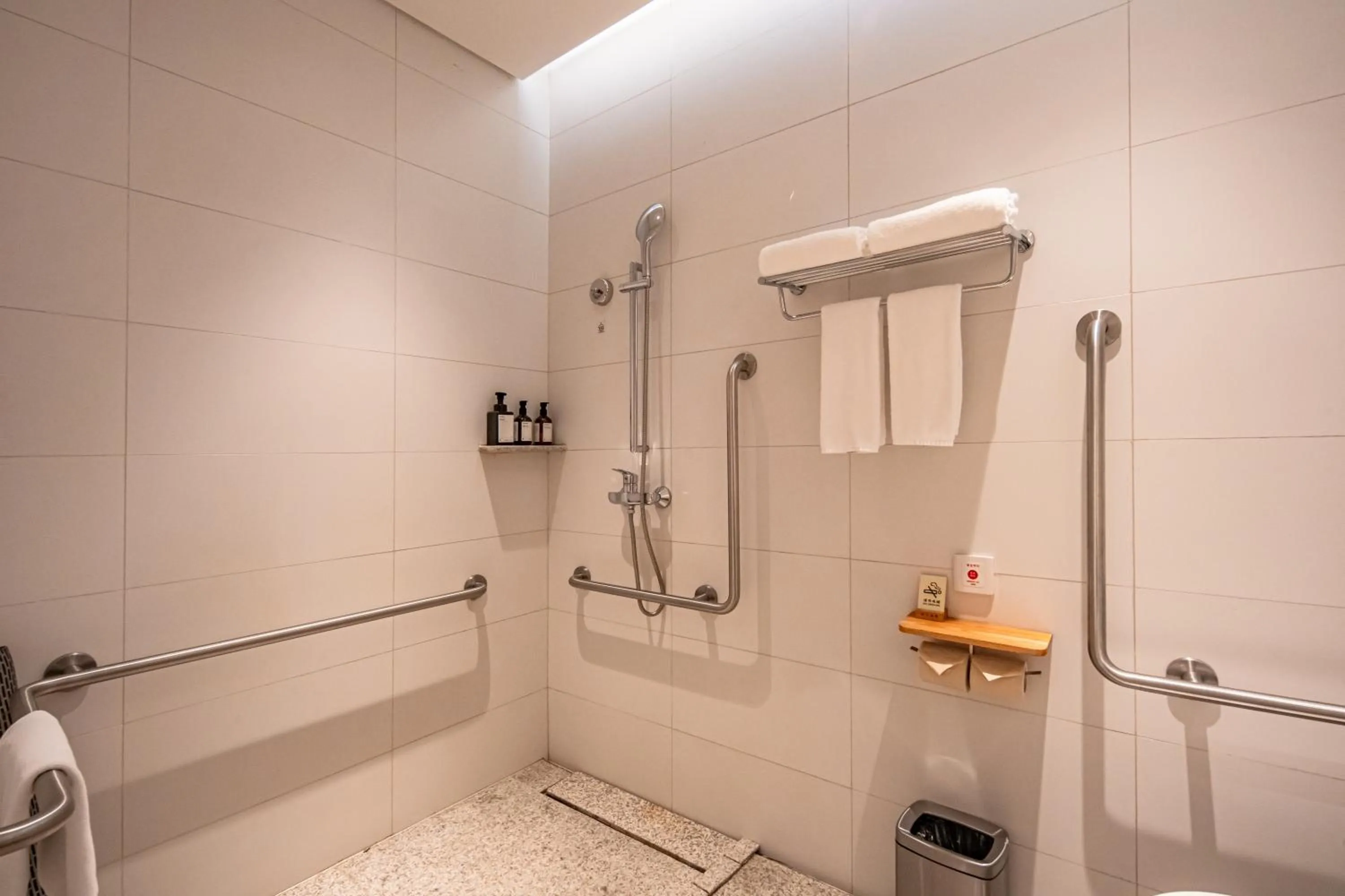 Shower in Taihua Wutong Hotel