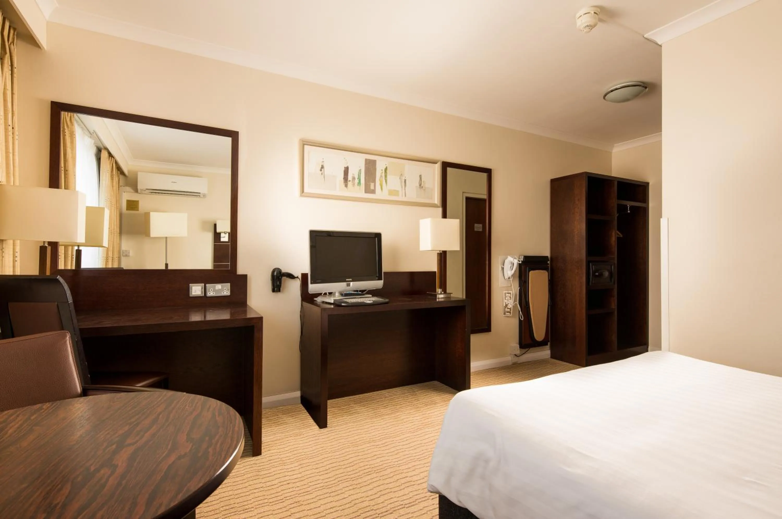 Bed in Mercure Norwich Hotel