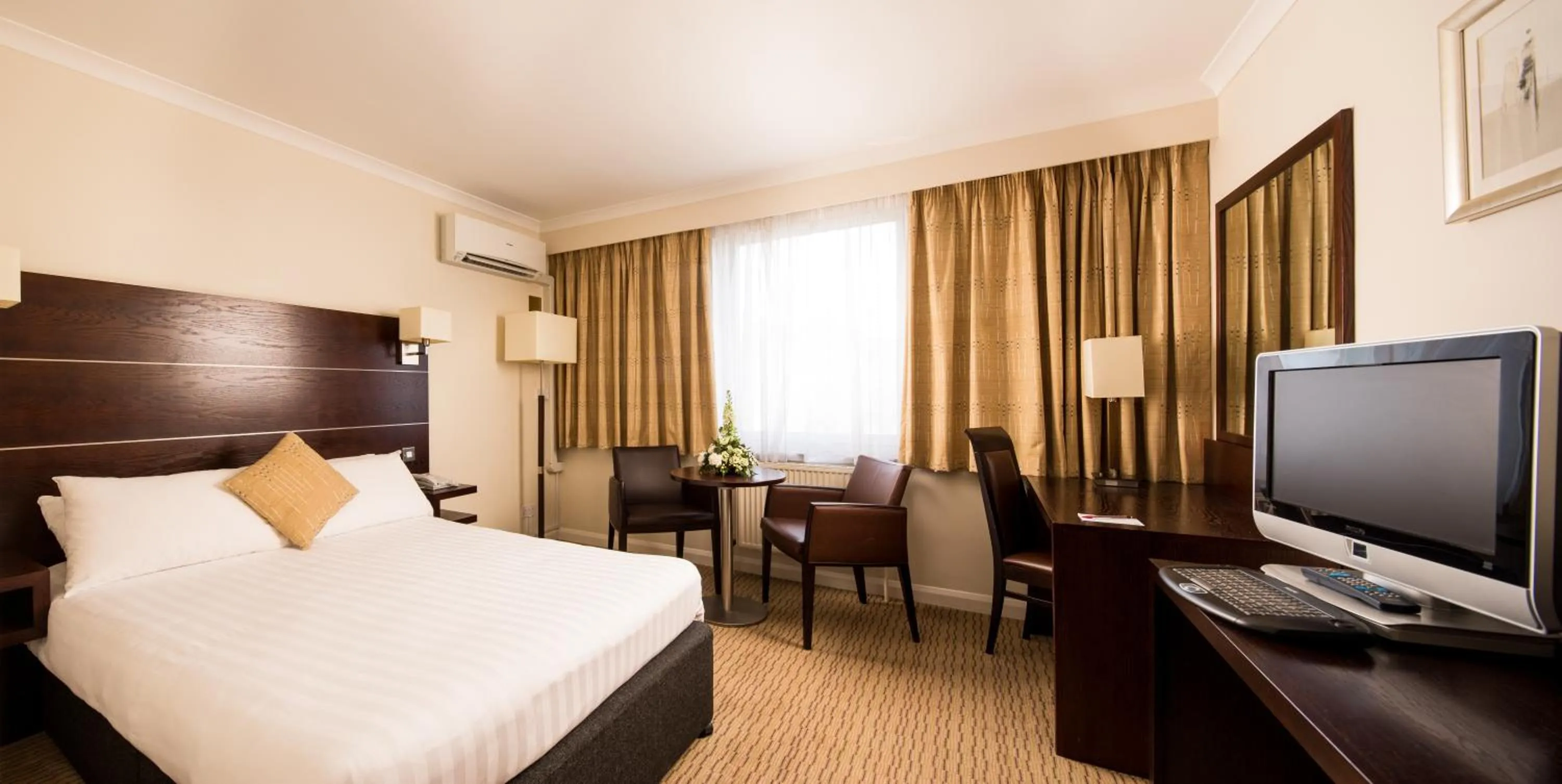 Photo of the whole room, Bed in Mercure Norwich Hotel