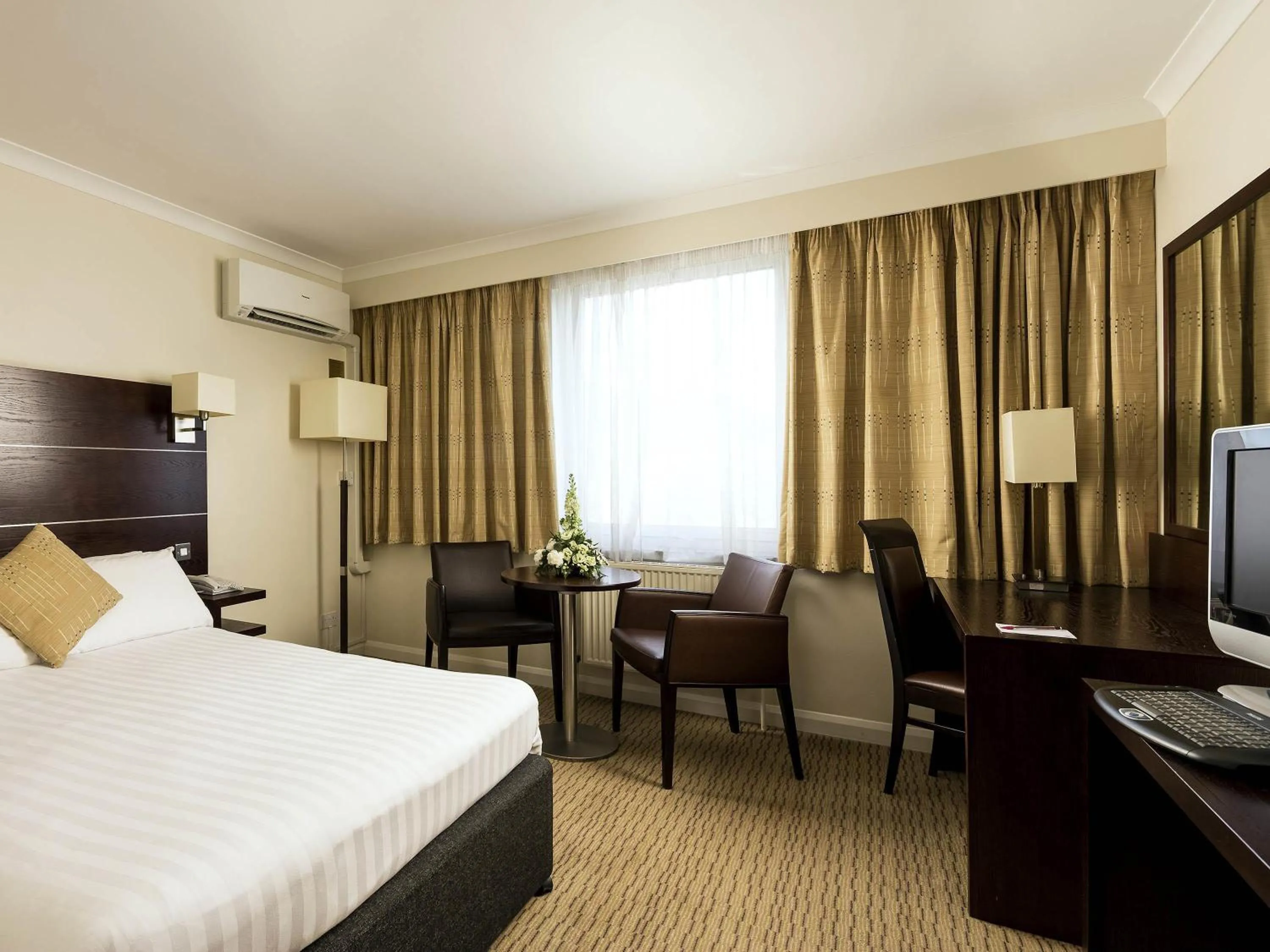 Bedroom, Bed in Mercure Norwich Hotel