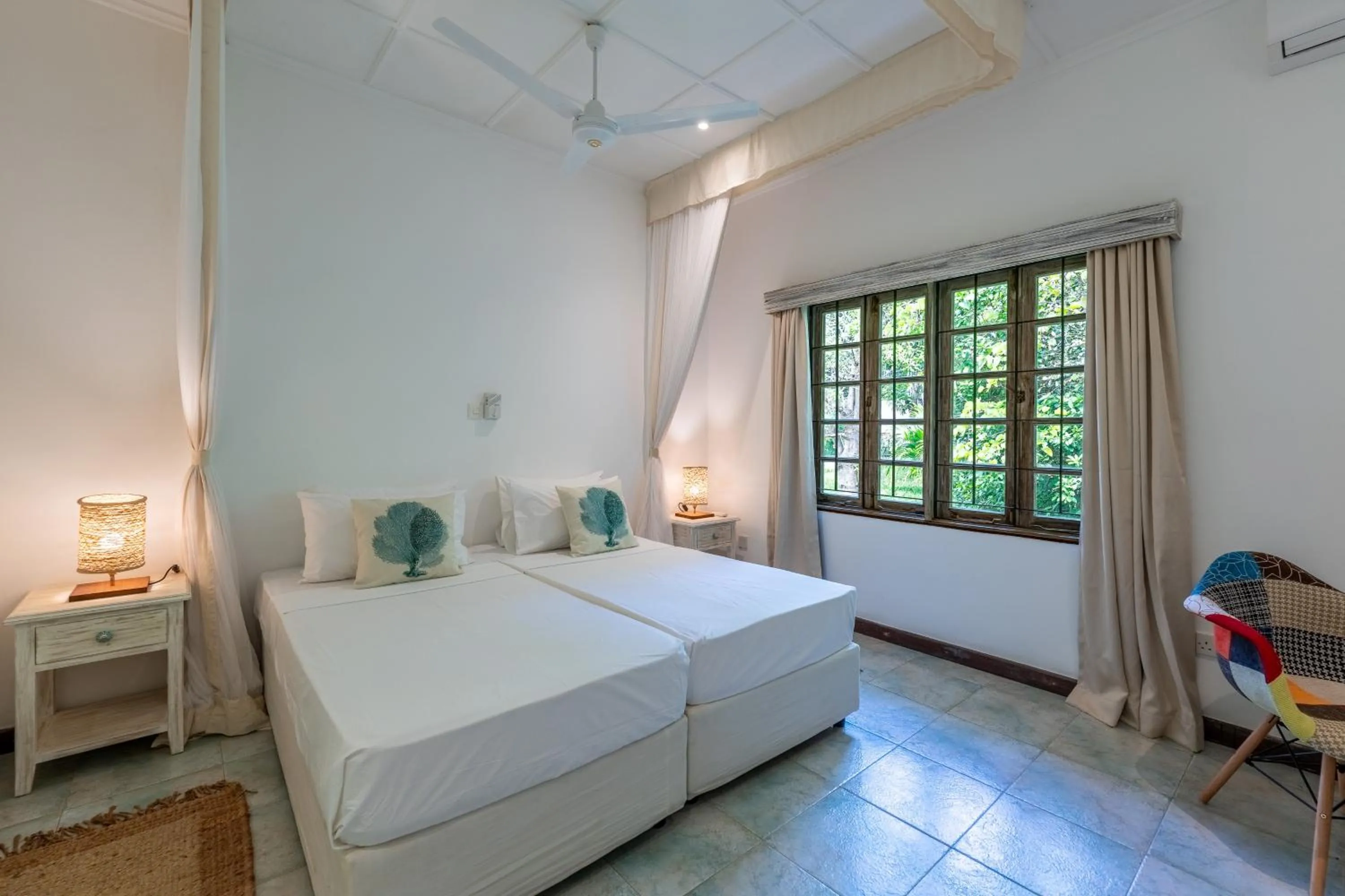 Bedroom, Bed in Hibiscus