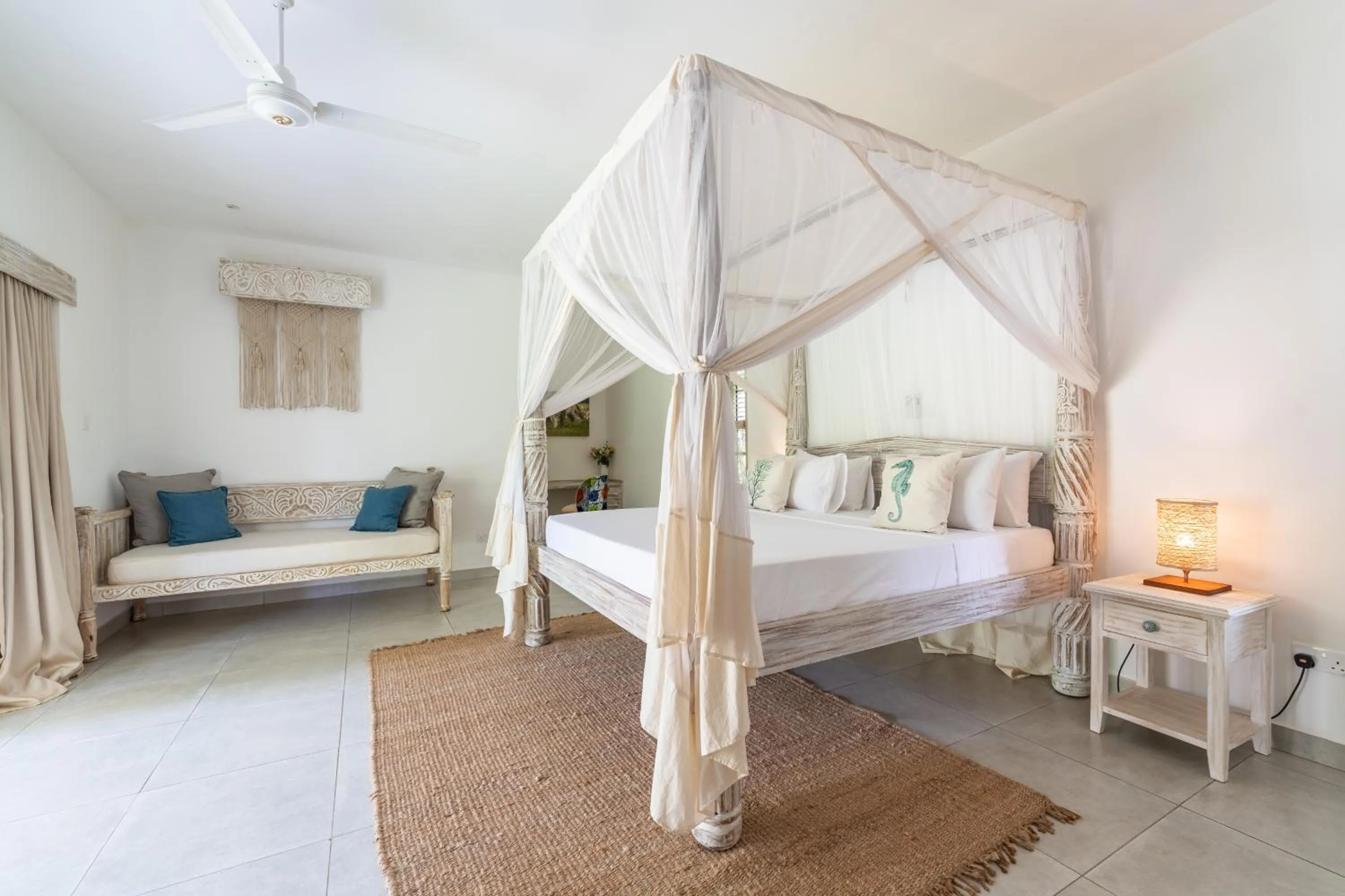 Bedroom, Bed in Hibiscus