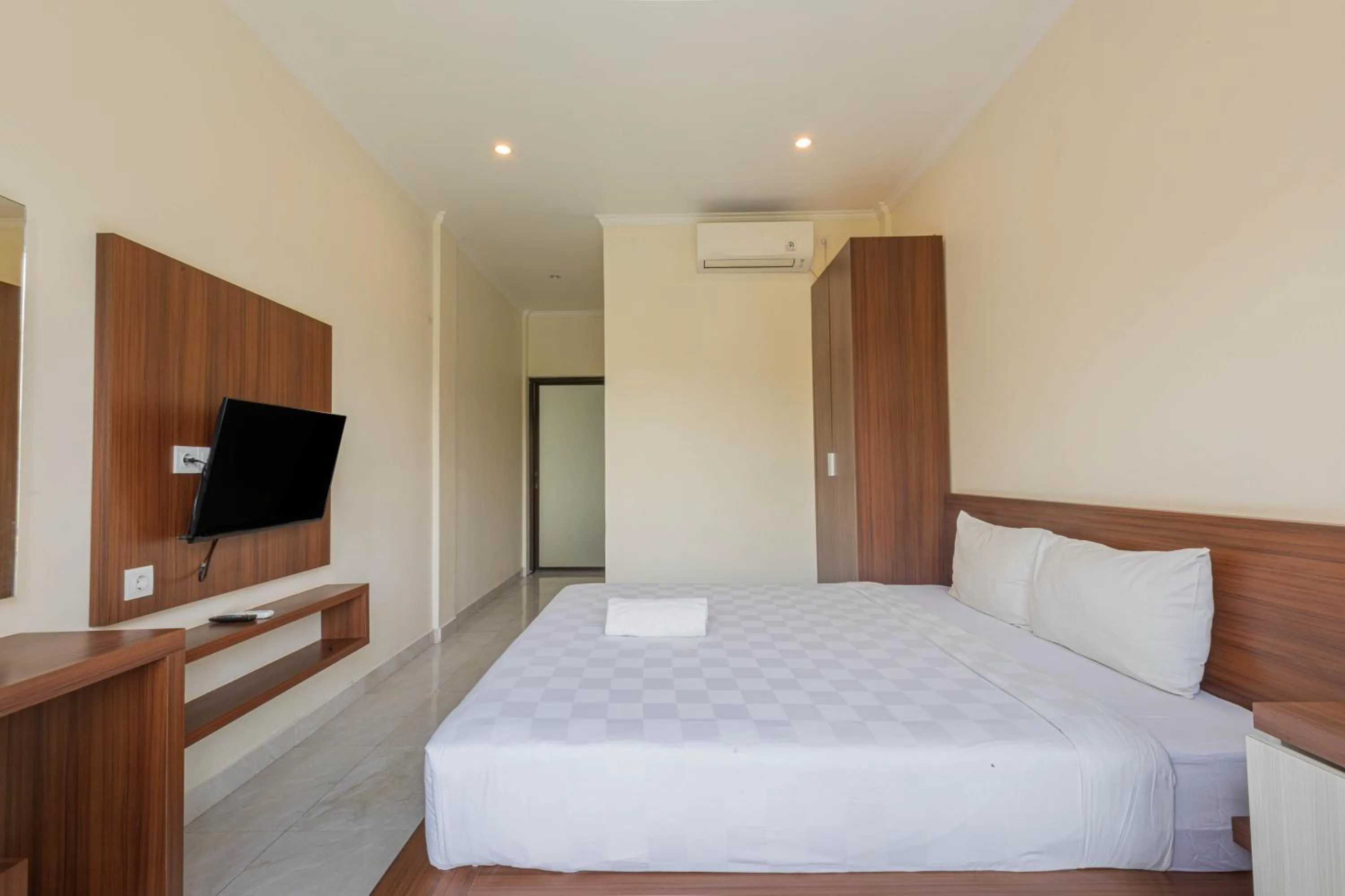 Communal lounge/ TV room, Bed in Sedana Cottage