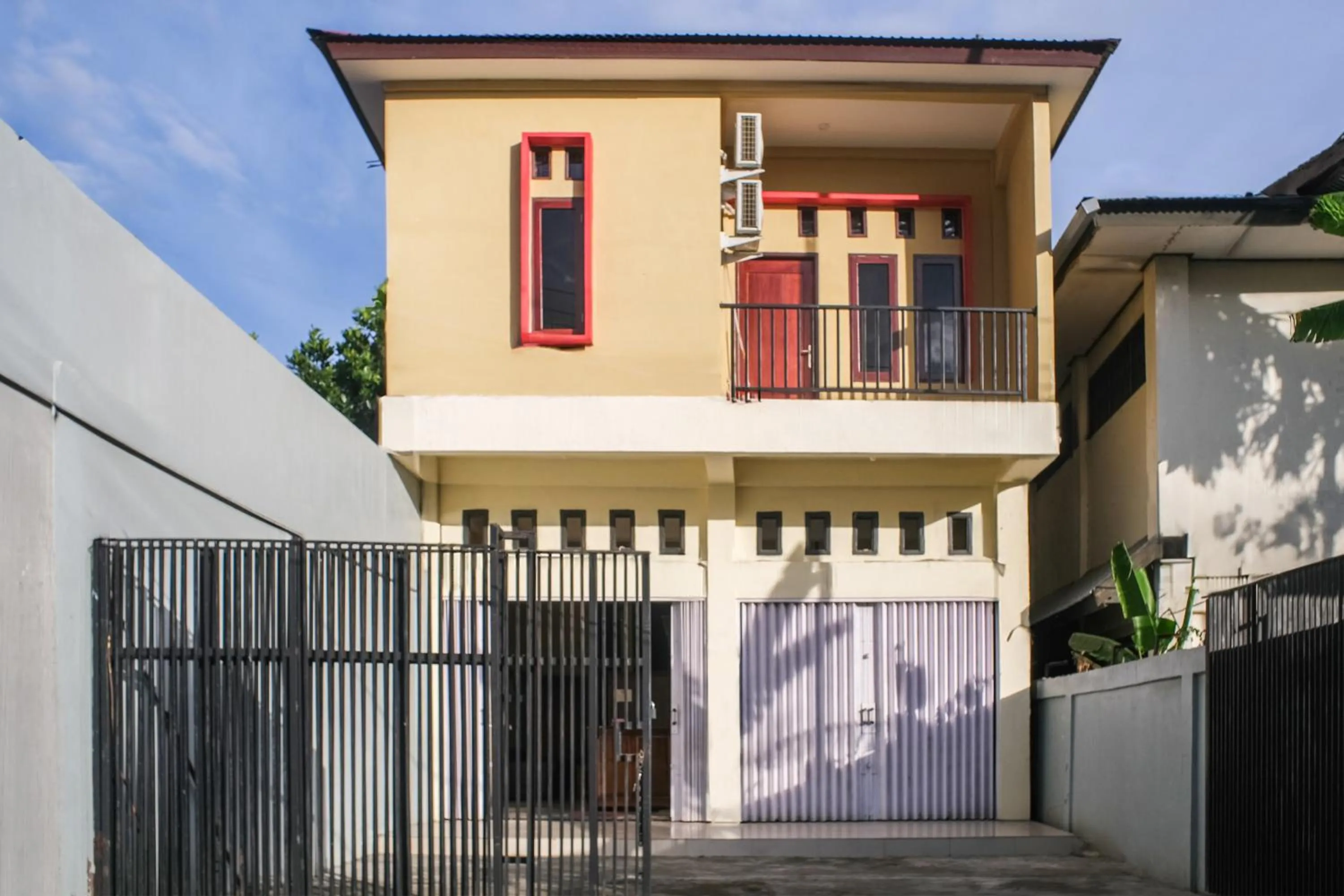 Facade/entrance in OYO 93332 Kharis Home Stay