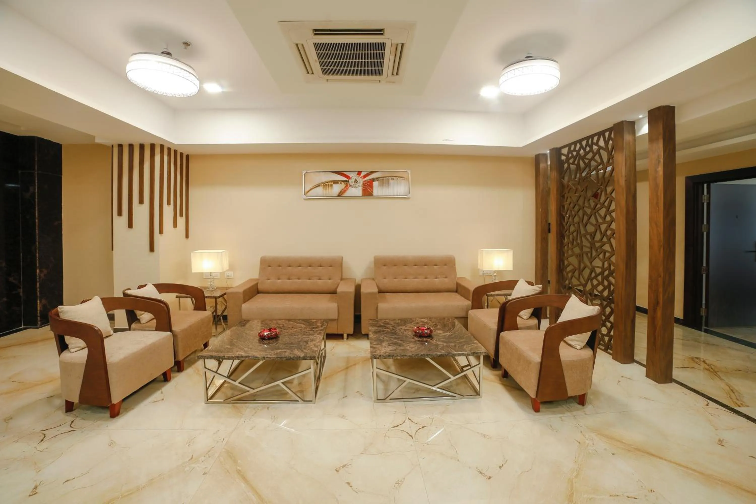 Communal lounge/ TV room in Hotel Annapurna De Royal