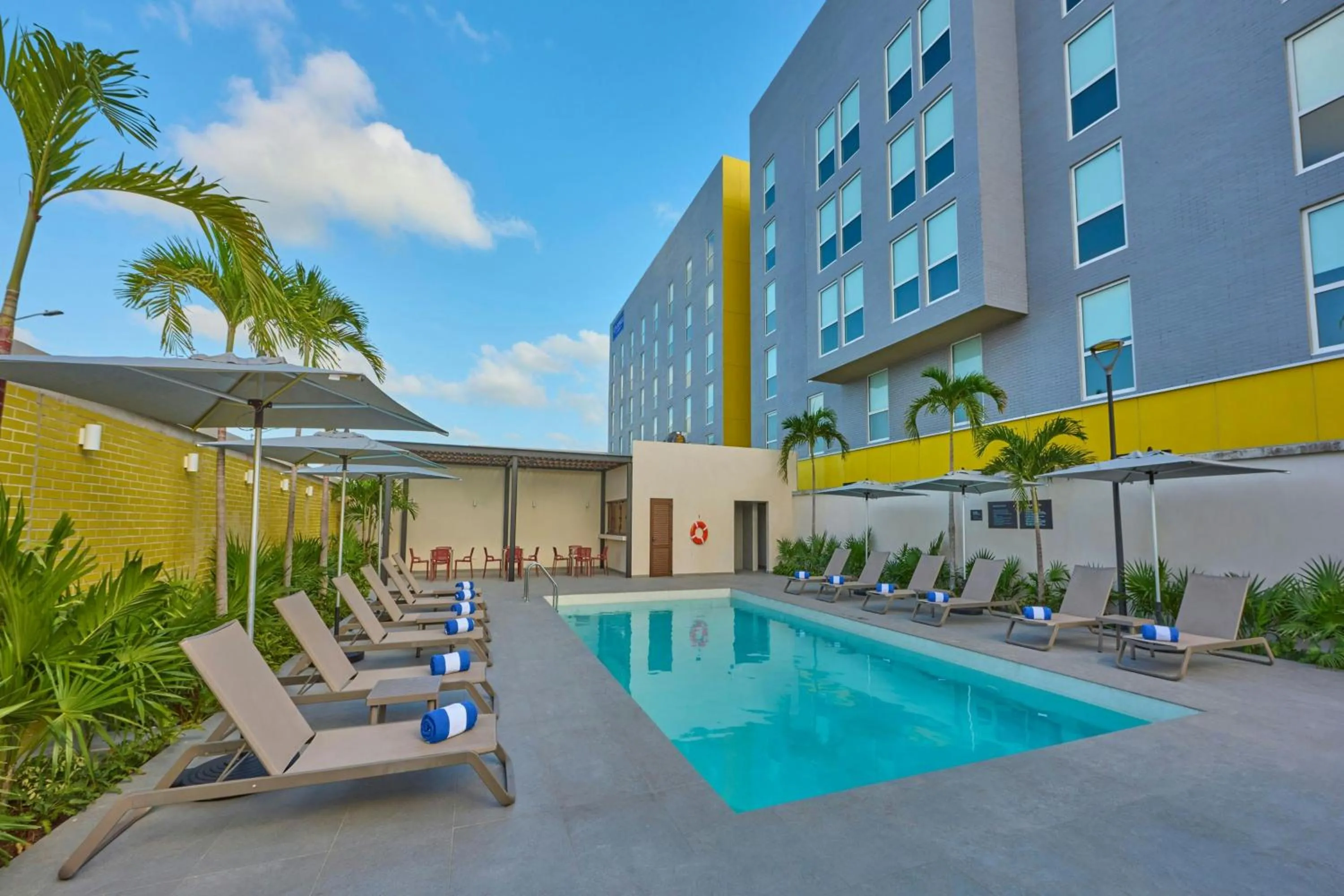 Swimming pool in City Express by Marriott Cancun Aeropuerto