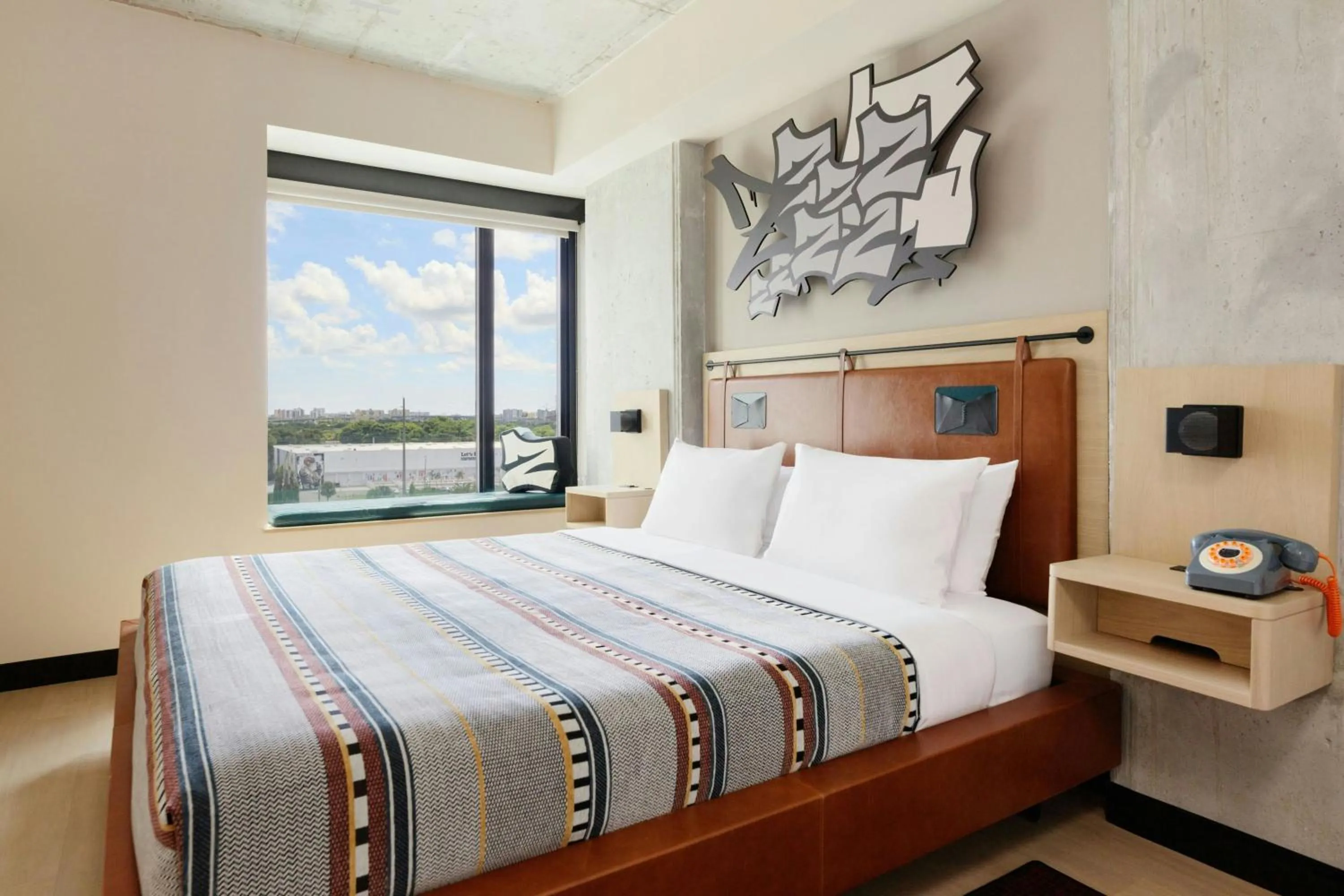 Photo of the whole room, Bed in Moxy Miami Wynwood