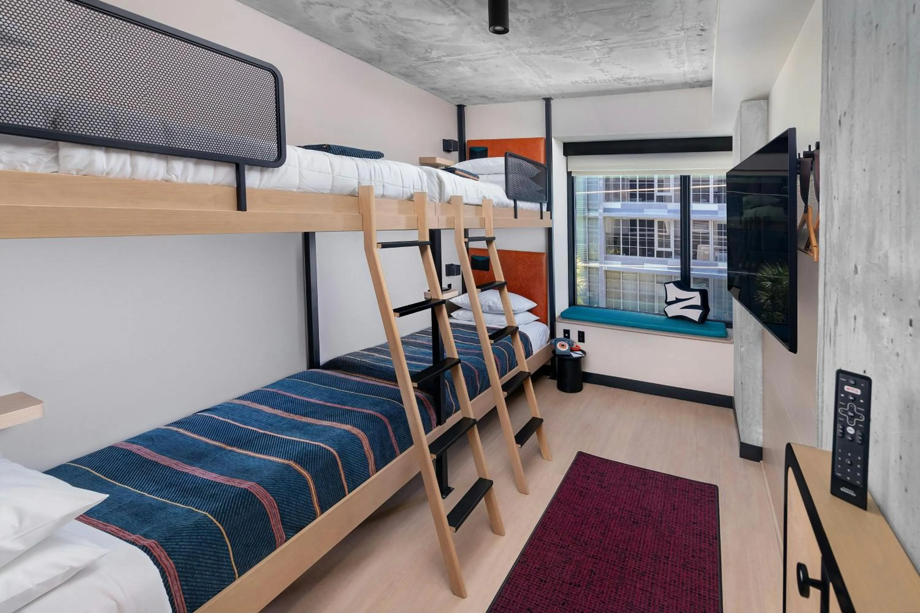 Photo of the whole room, Bed in Moxy Miami Wynwood