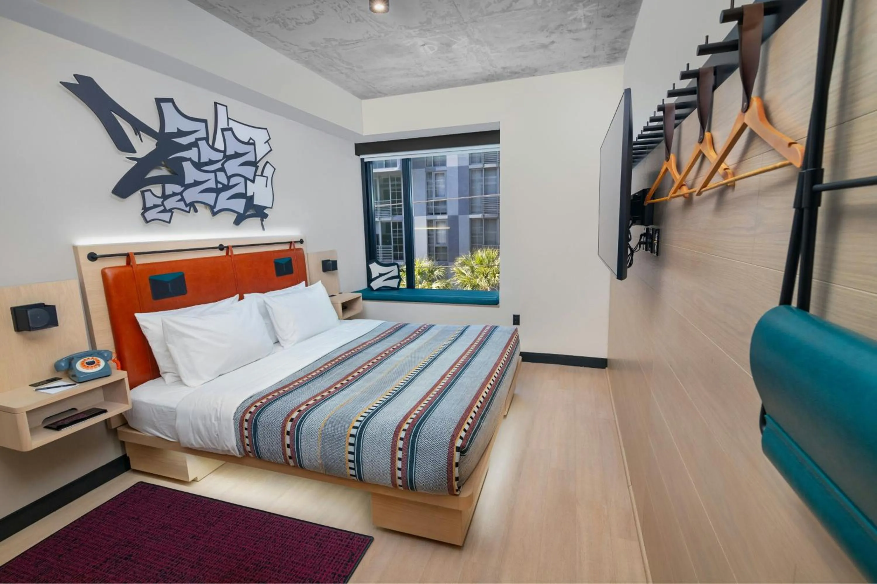 Photo of the whole room, Bed in Moxy Miami Wynwood