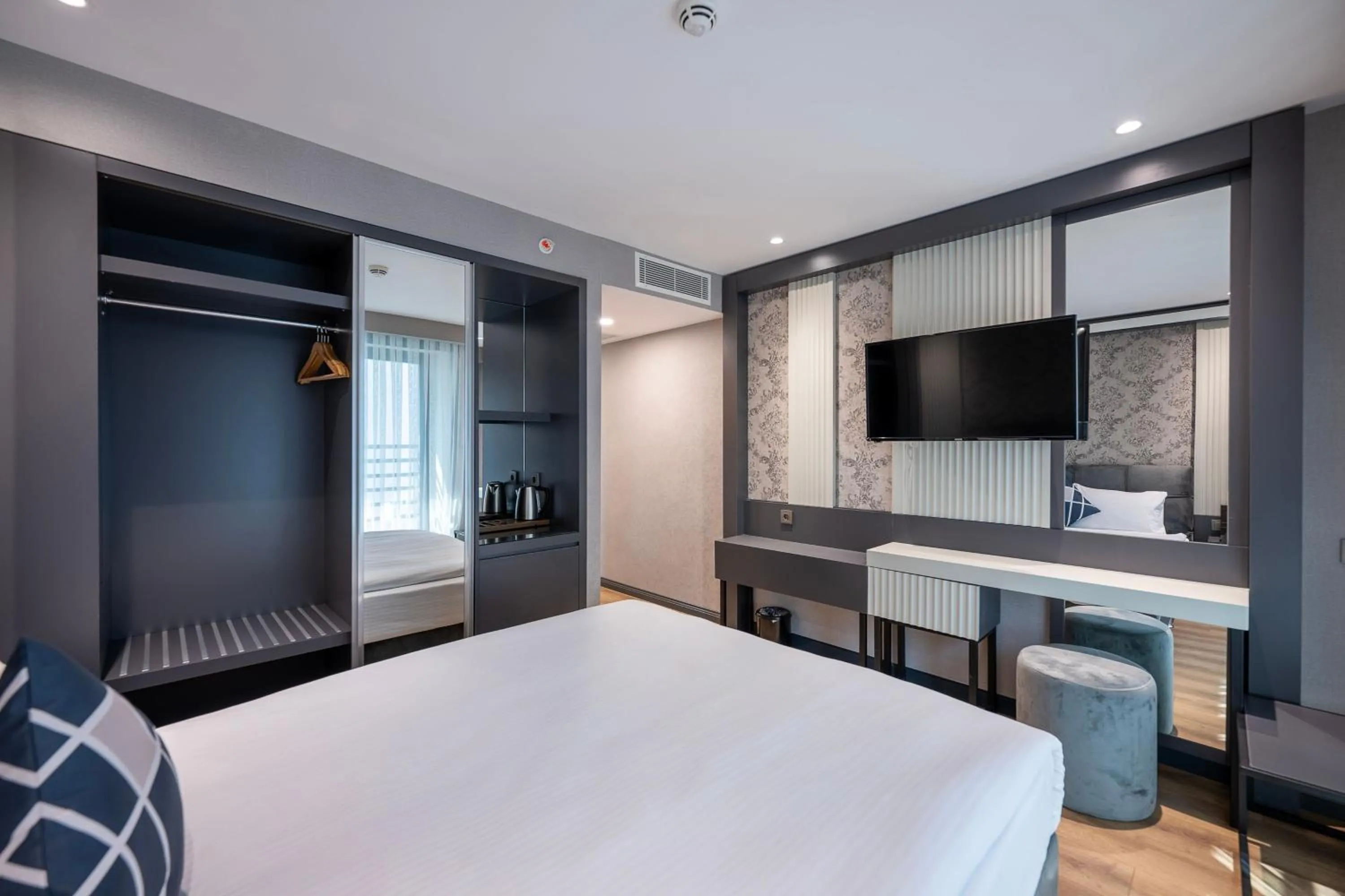 Photo of the whole room, Bed in Four Points Flex by Sheraton Antalya Lara