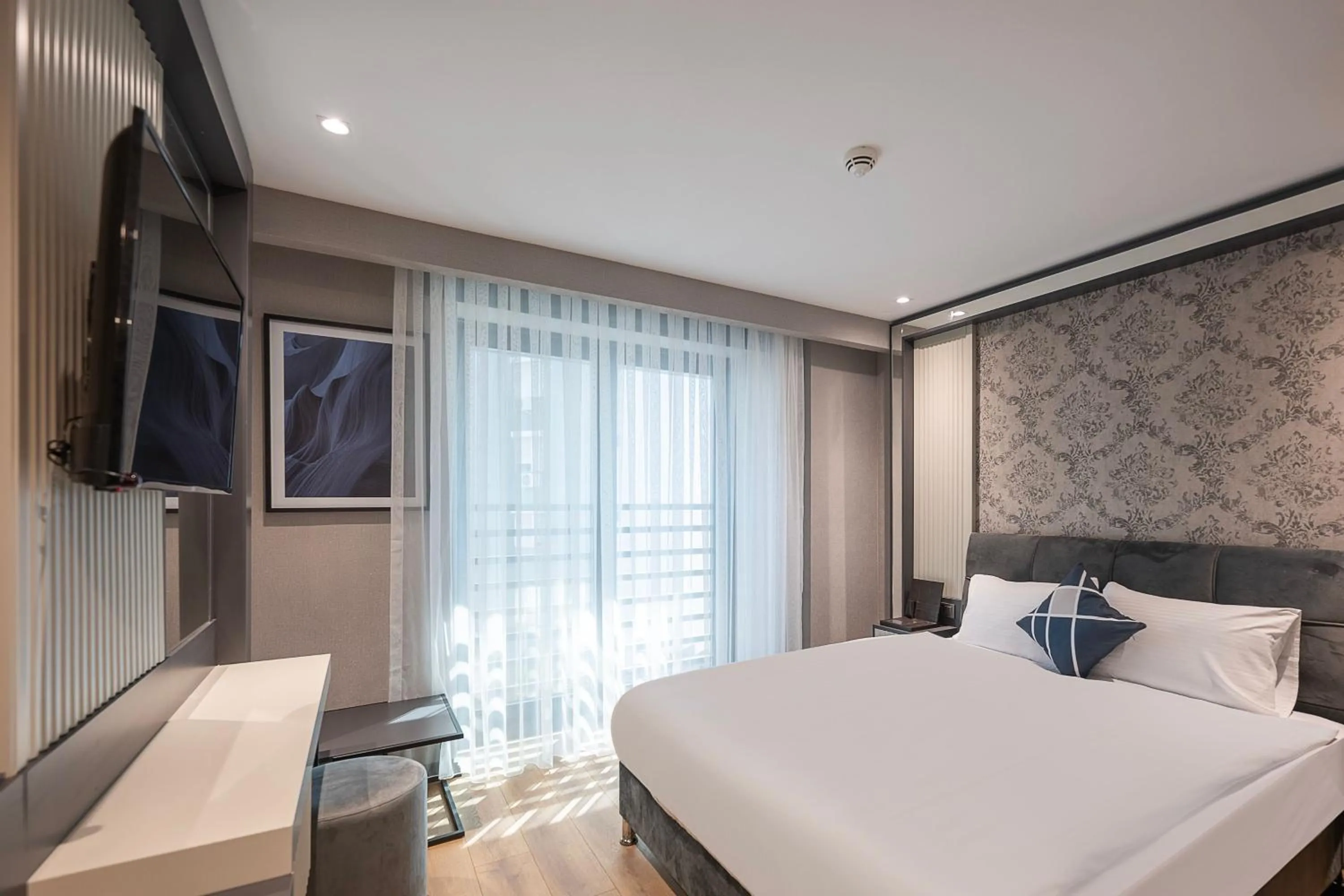 Photo of the whole room, Bed in Four Points Flex by Sheraton Antalya Lara