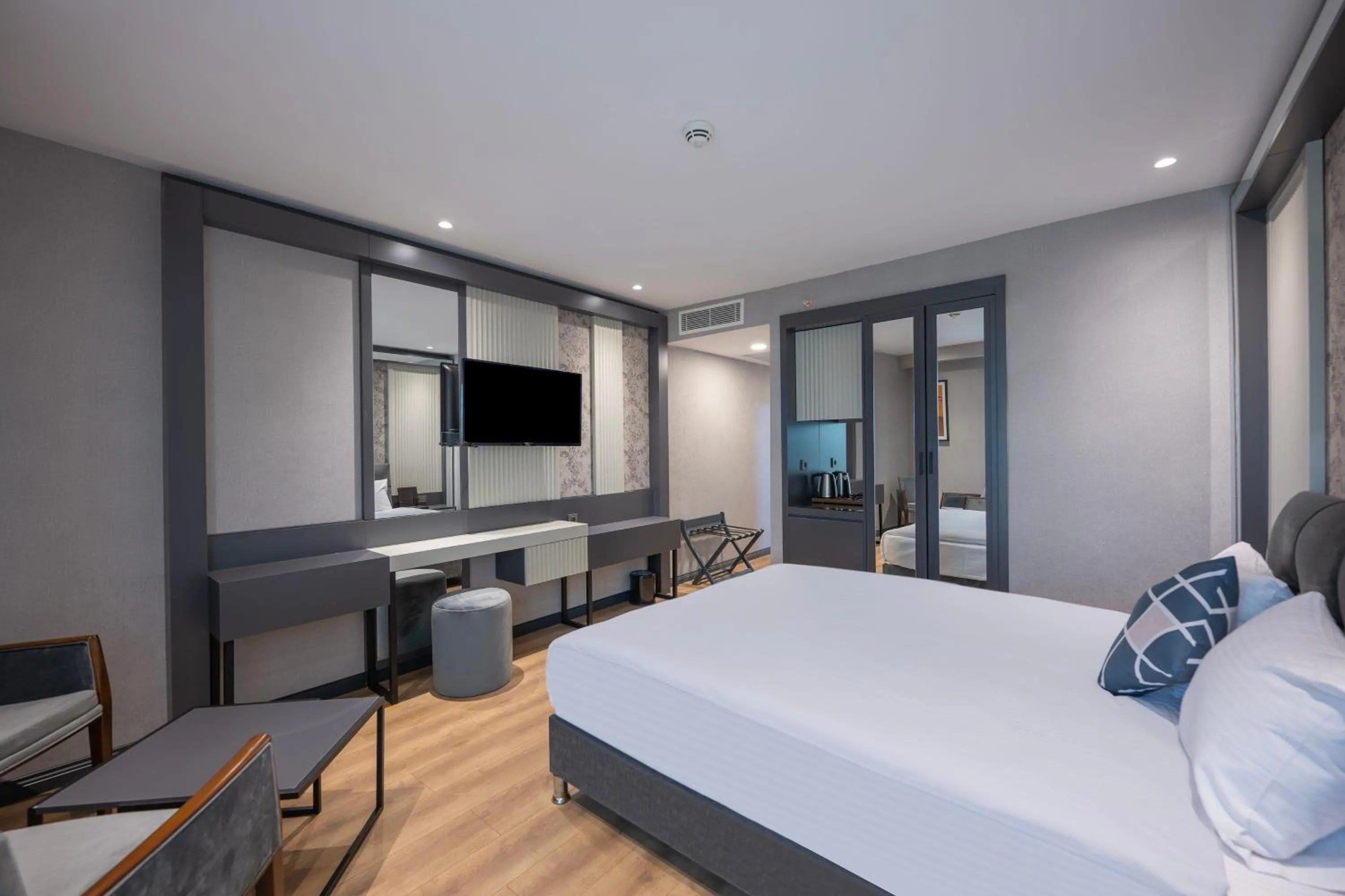 Photo of the whole room, Bed in Four Points Flex by Sheraton Antalya Lara