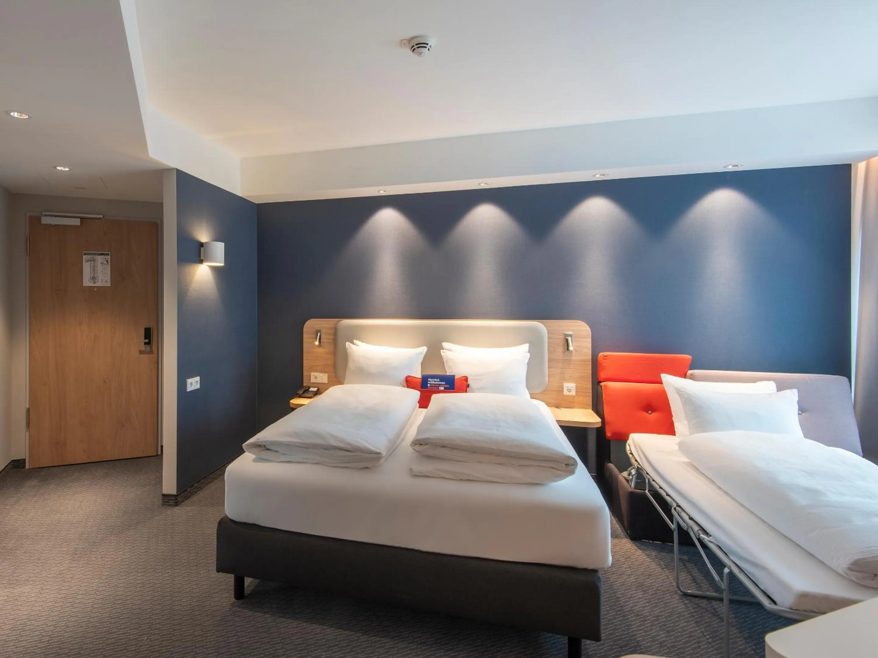 Photo of the whole room, Bed in Holiday Inn Express Heilbronn by IHG