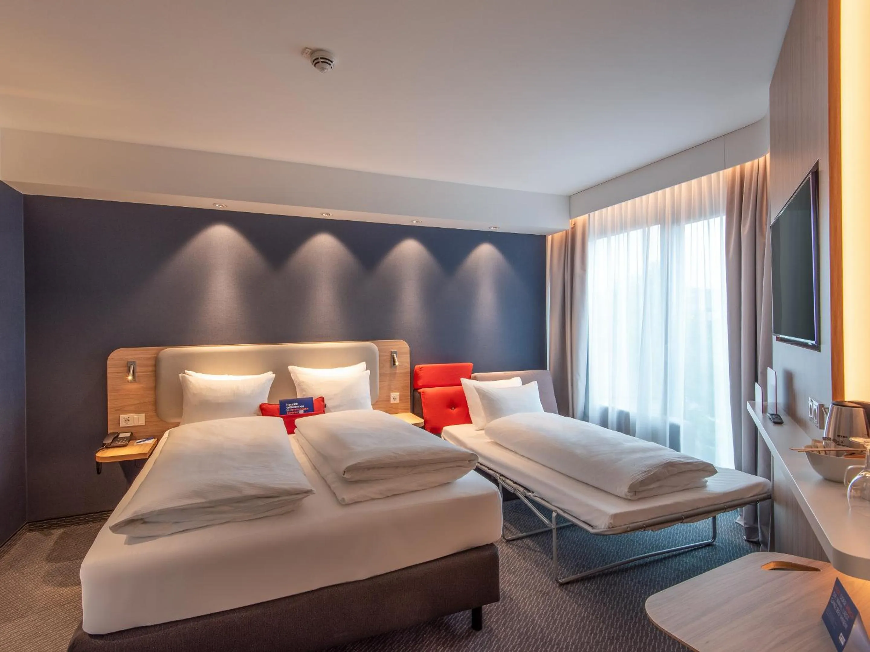 Photo of the whole room, Bed in Holiday Inn Express Heilbronn by IHG