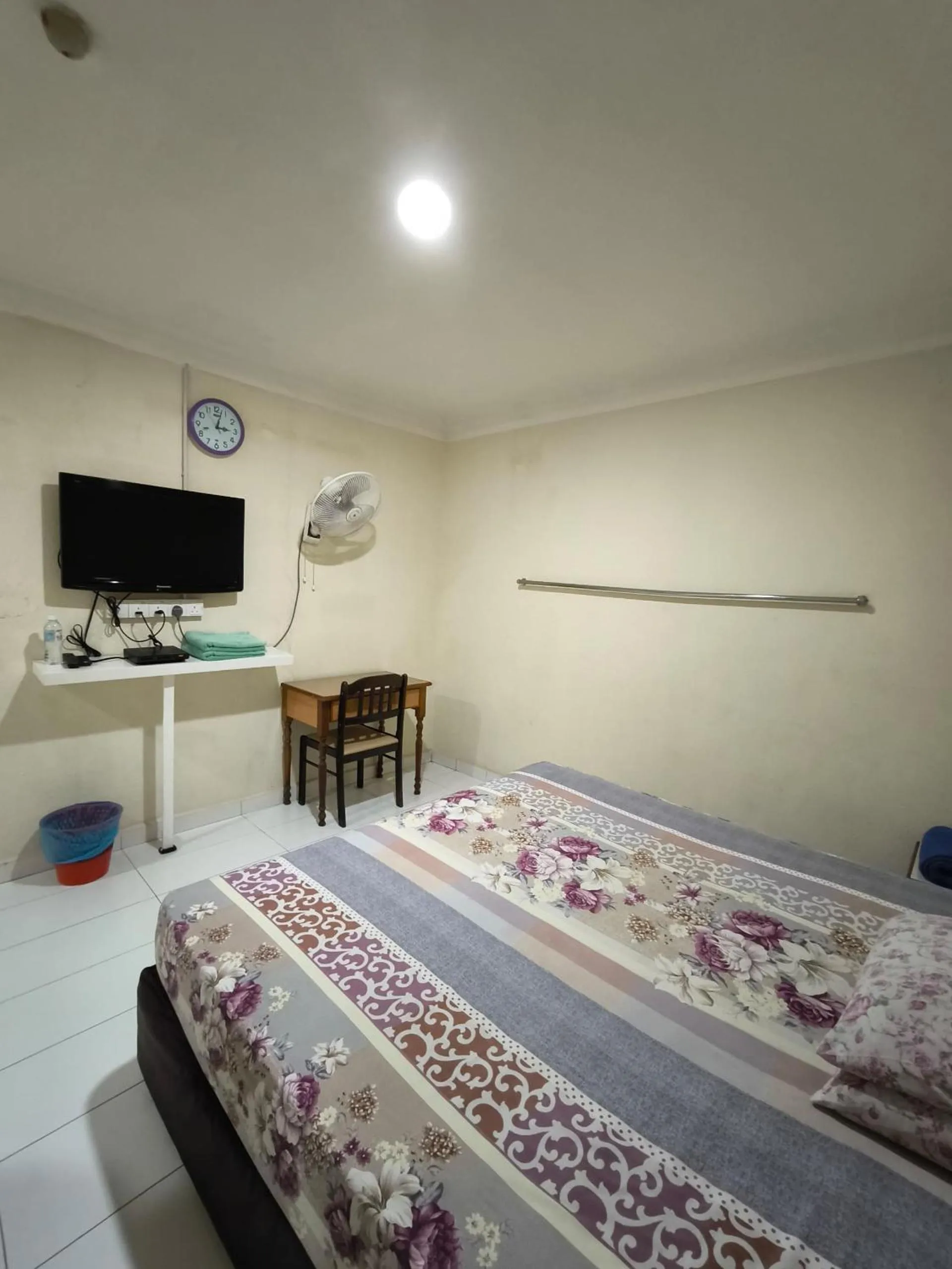 Bedroom in OYO 90895 Hotel Ikia