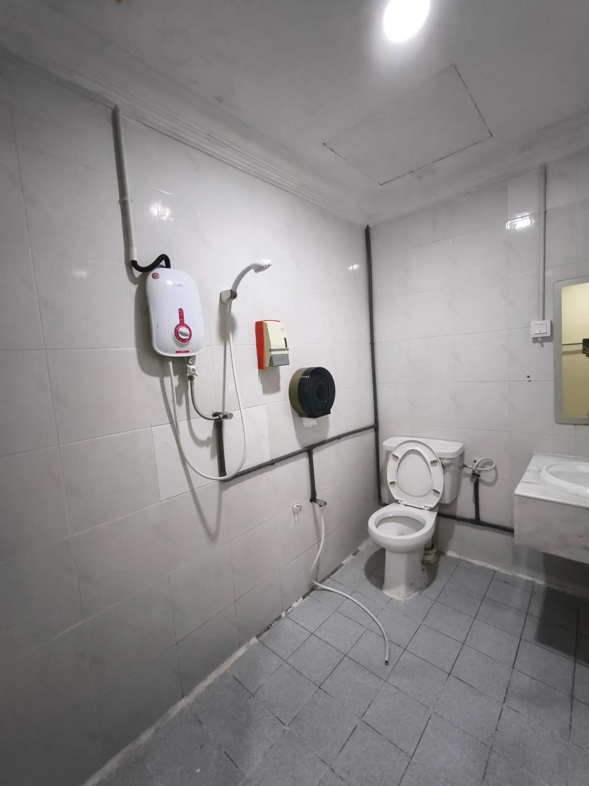 Bathroom in OYO 90895 Hotel Ikia