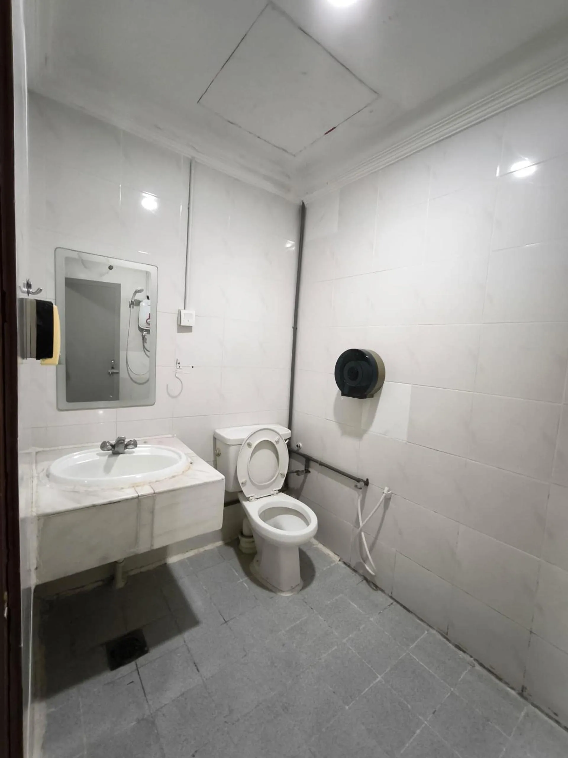 Bathroom in OYO 90895 Hotel Ikia