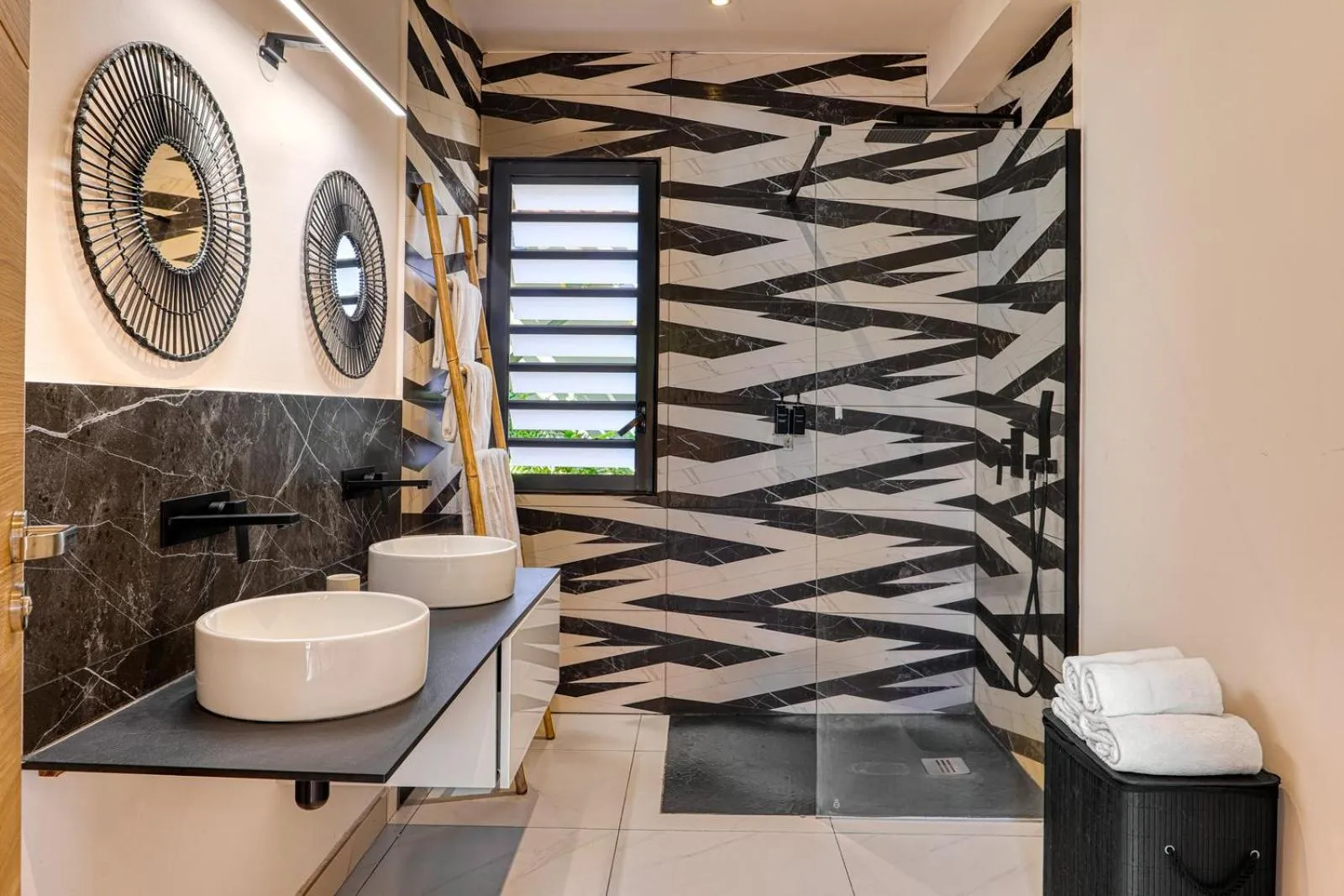 Shower in Le Moma by the ocean