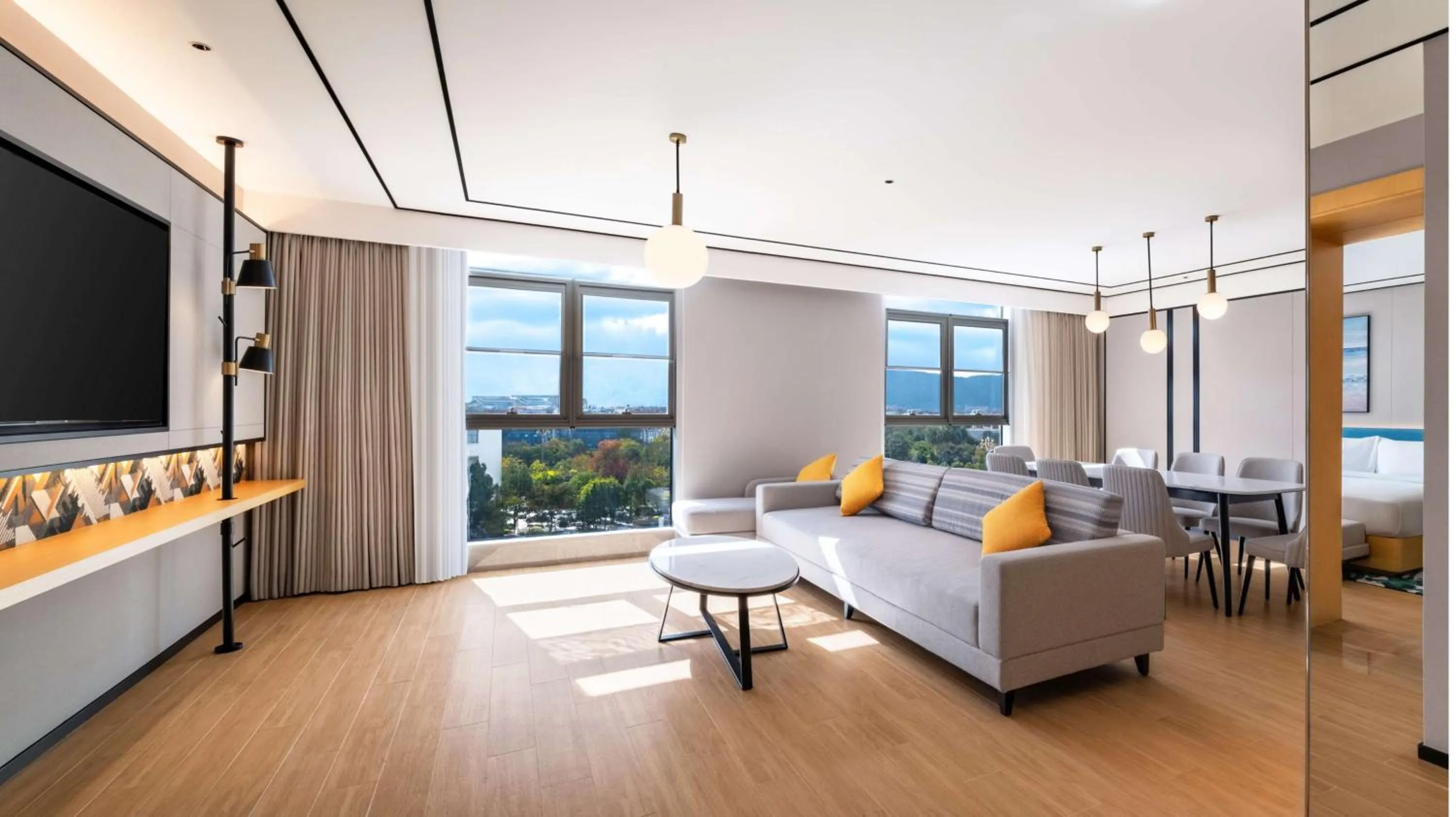 Living room, Bed in Hilton Garden Inn Kunming Dianchi